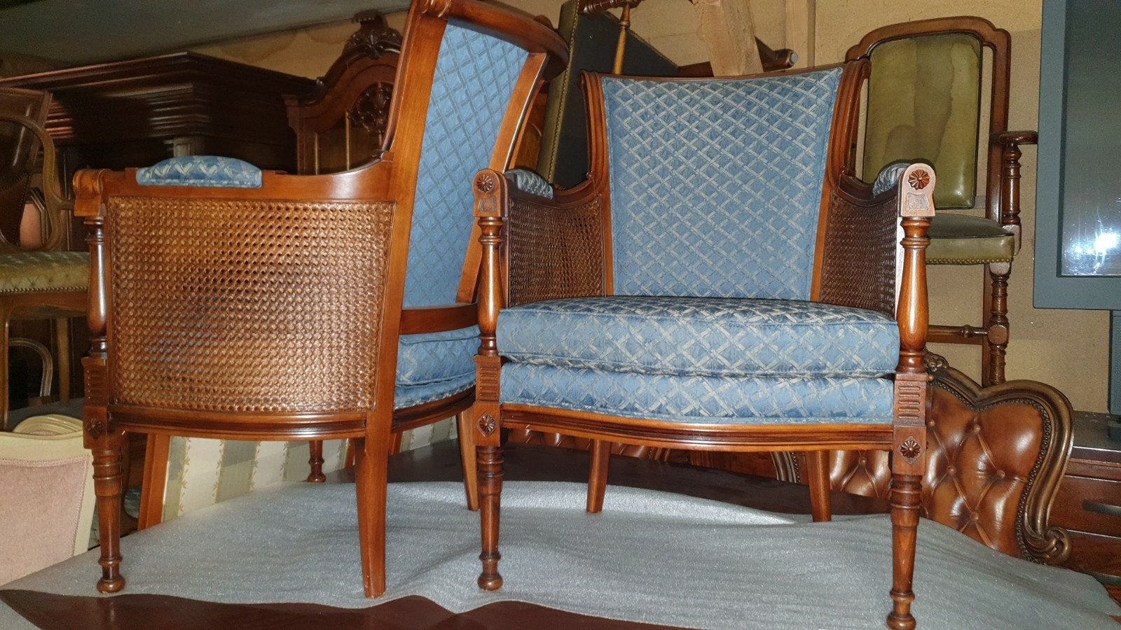 Set van 2 Kersen Armstoelen met Rotan en Blauwe Bekleding, Ophalen