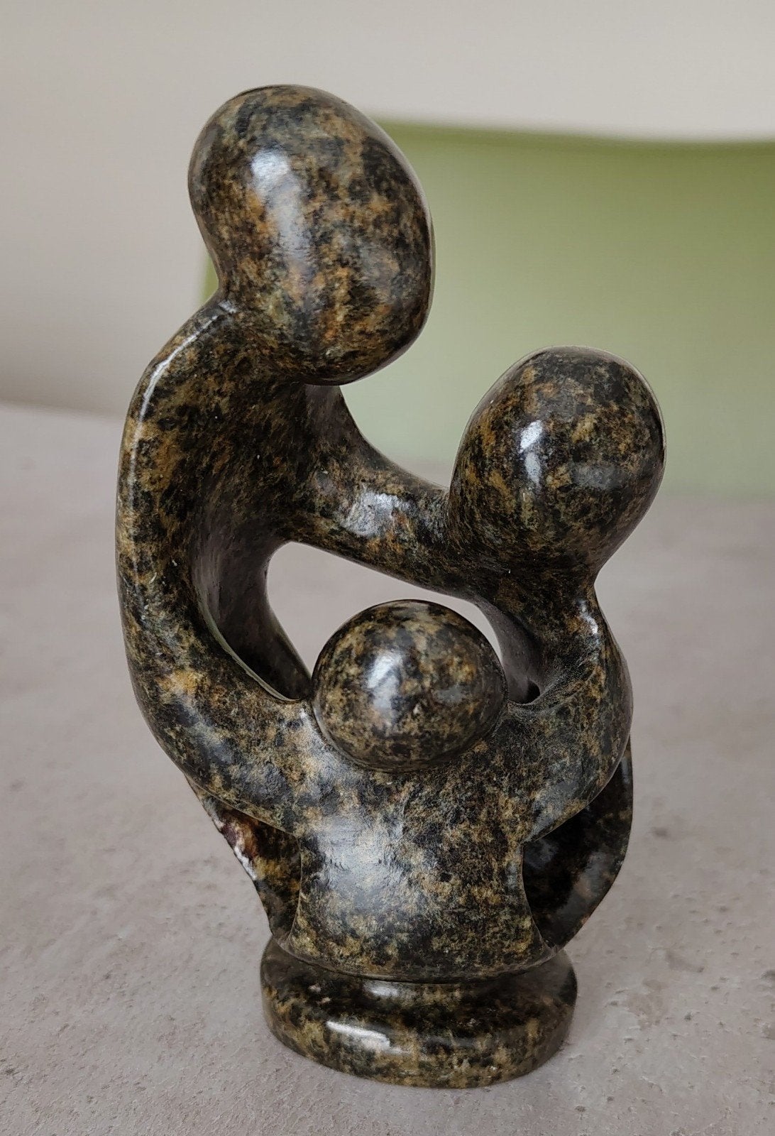 Abstracte sculptuur 'Familie' van steen, 14 cm hoog, Ophalen, Groep mensen, Minder dan 20 cm, Steen of Keramiek