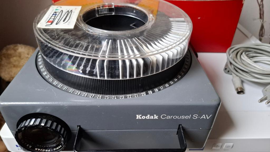 Kodak Carousel S-AV diaprojector en 9 carrousels, Audio, Tv en Foto, Diaprojectors, Ophalen, Gebruikt
