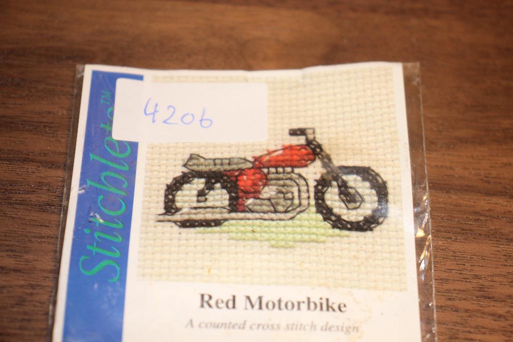 Borduurpakket Mouseloft - Rode motor #4206, Ophalen of Verzenden, Nieuw, Handborduren, Borduurpakket