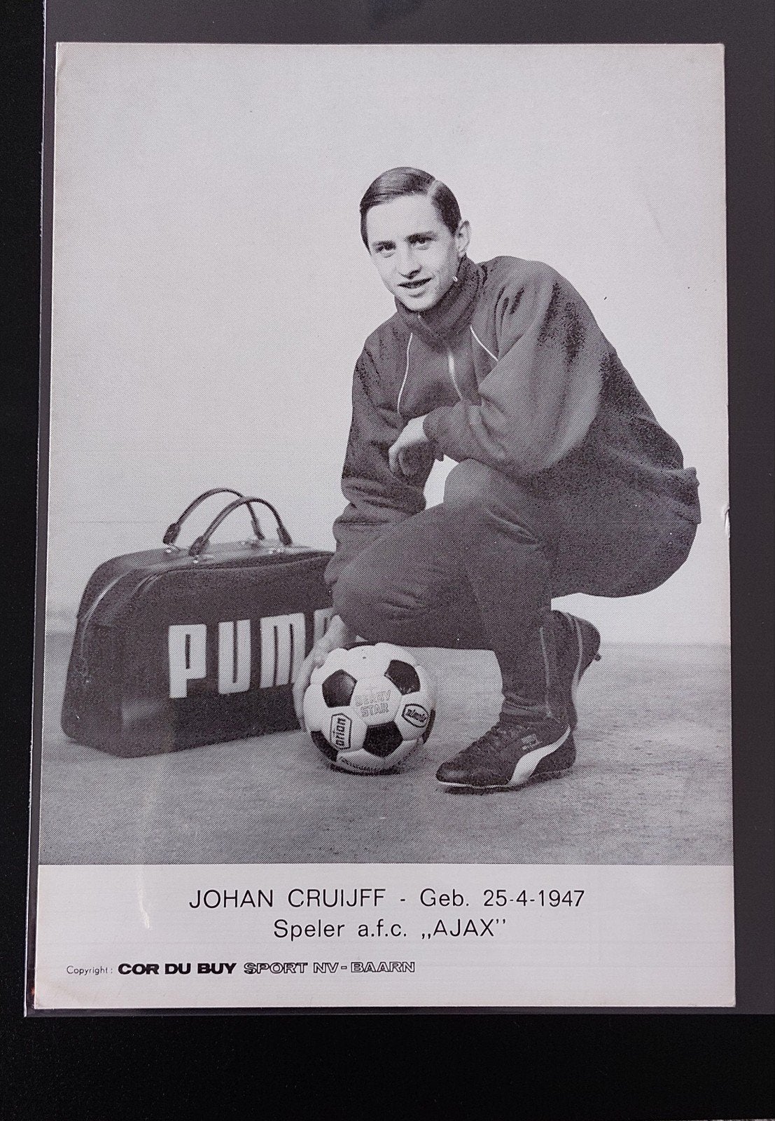 Originele Zeldzame Johan Cruijff Ajax Cor Du Buy Puma kaart, Verzamelen, Ophalen of Verzenden, Zo goed als nieuw, Ajax, Poster, Plaatje of Sticker