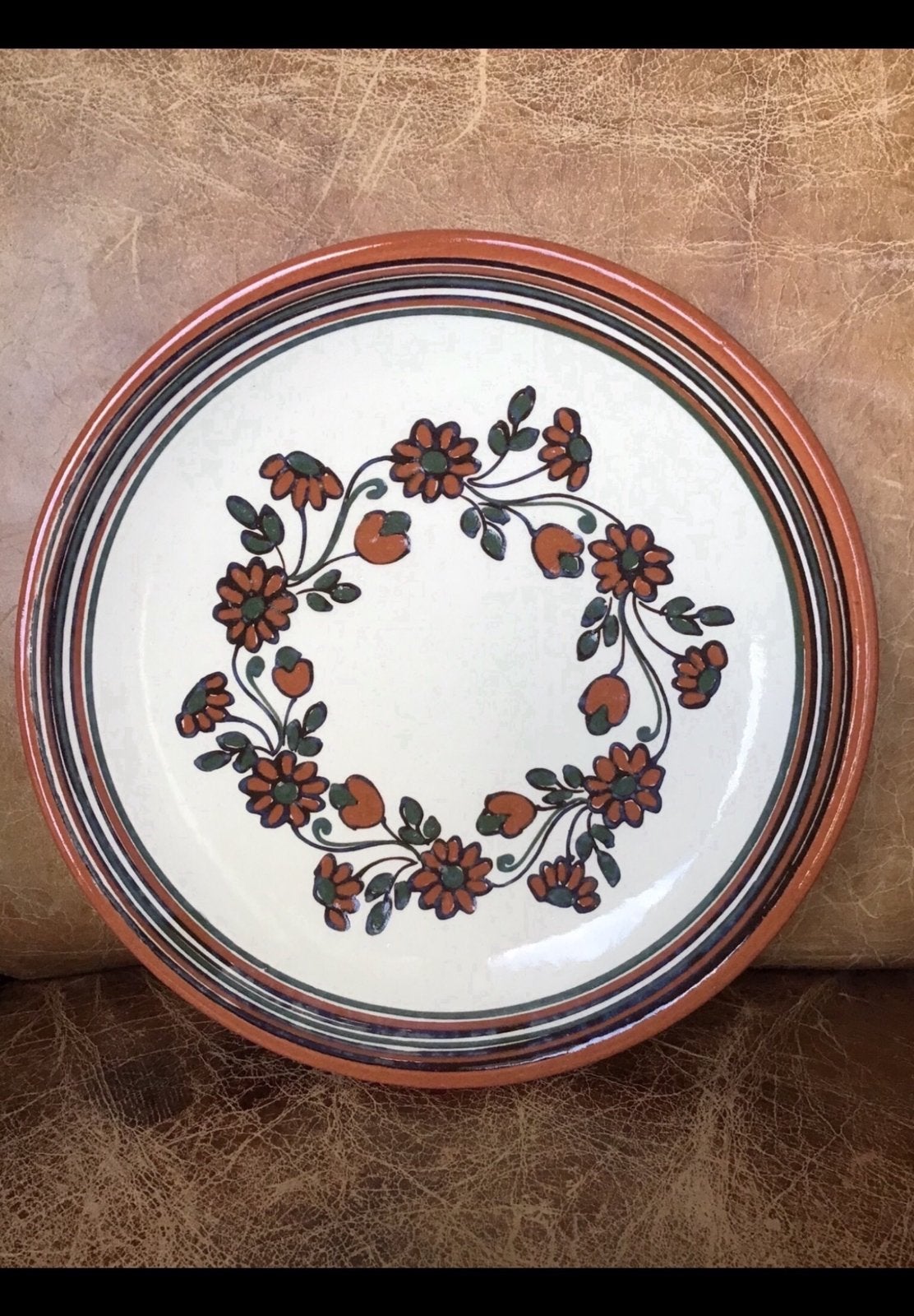 Een mooi aardewerk wandbord bruin met bloemen Roemeens? 26cm, Antiek en Kunst, Ophalen of Verzenden
