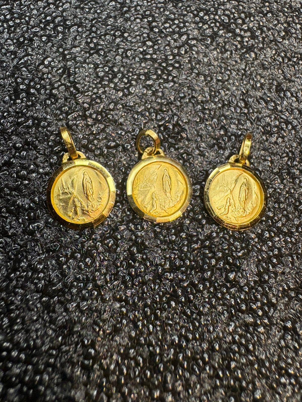 3x Lourdes Maria Bernadett medaille hanger verguld religieus, Sieraden, Tassen en Uiterlijk, Verzenden, Zo goed als nieuw, Goud