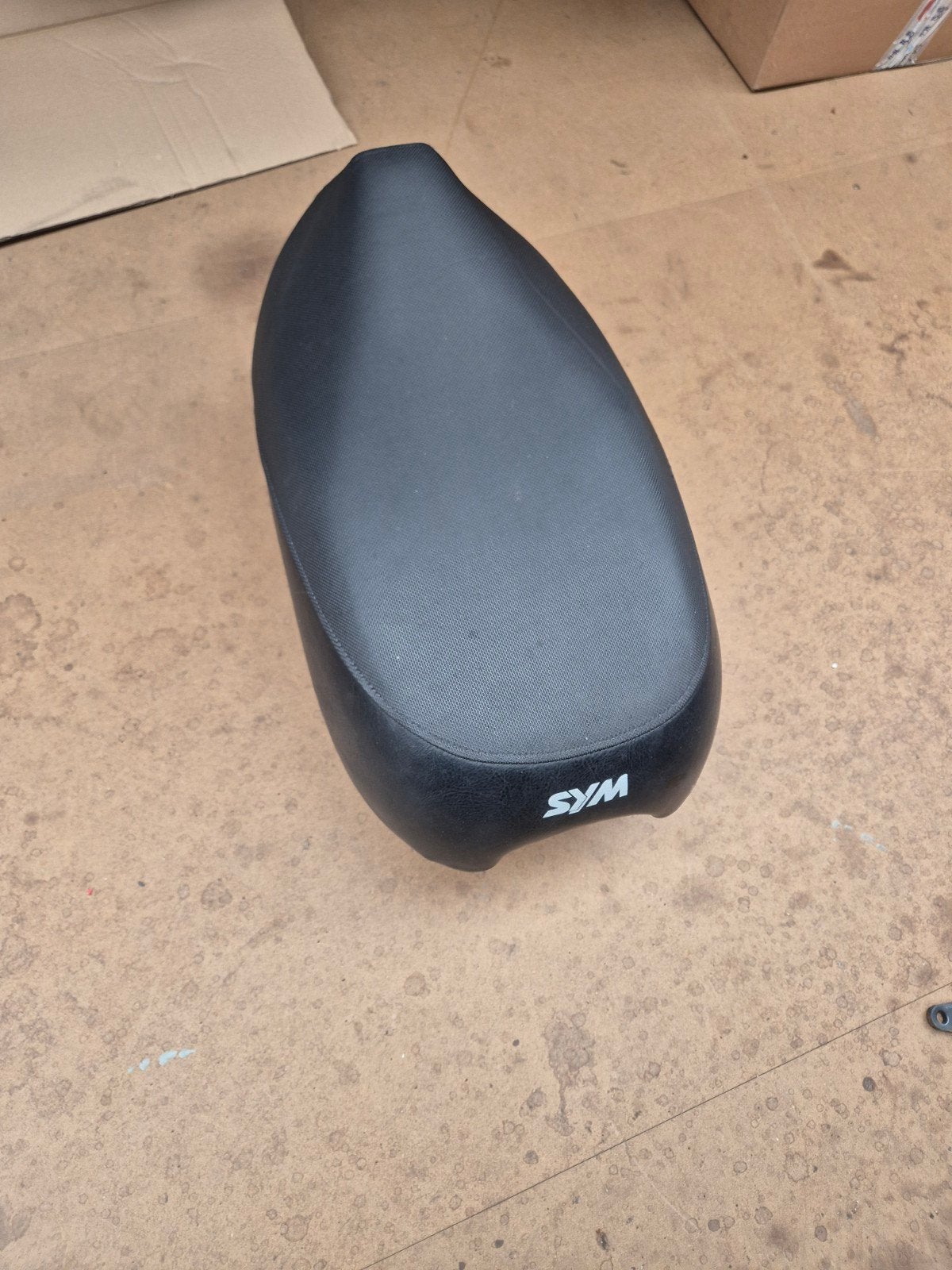 Zadel buddyseat Sym Mio zwart - Gebruikt, Fietsen en Brommers, Brommeronderdelen | Scooters, SYM Motors, Gebruikt, No. 3, Chung Hua Rd., Hukou Township, Hsinchu County 303, Taiwan (R.O.C.)