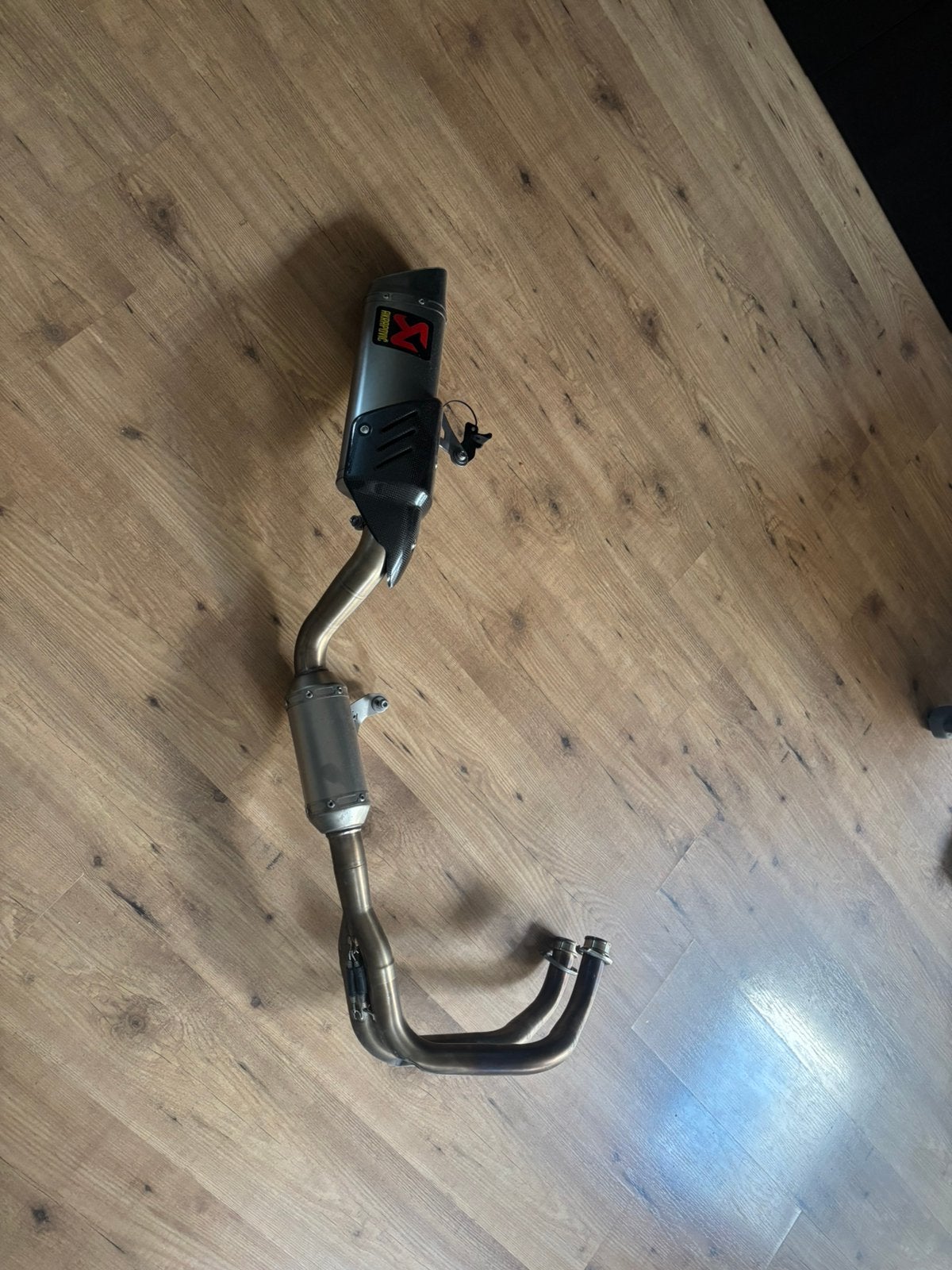 Akrapovic uitlaatsysteem non E keuring R7 2022-2025, Motoren, Ophalen, Gebruikt