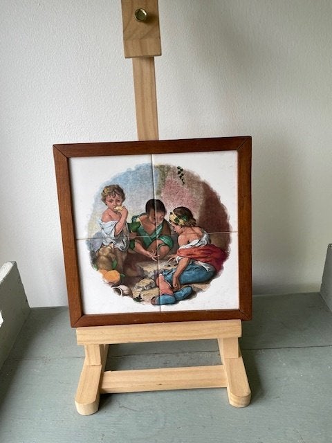 Vintage tableau van 4 tegels Murillo - dobbelende kinderen., Ophalen