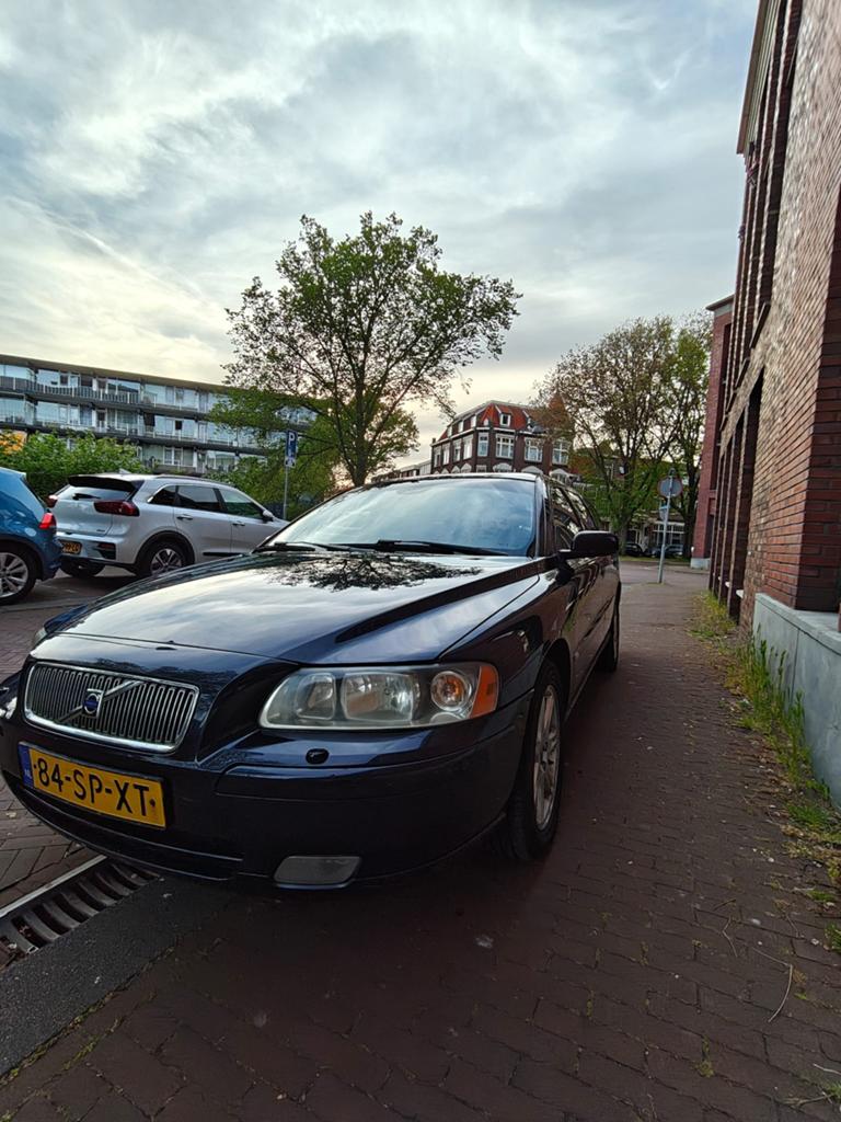 Volvo V70 2.4 LPG G3 Automaat APK 2027 Trekhaak, Auto's, 1800 kg, Zwart, Blauw, Stationwagon