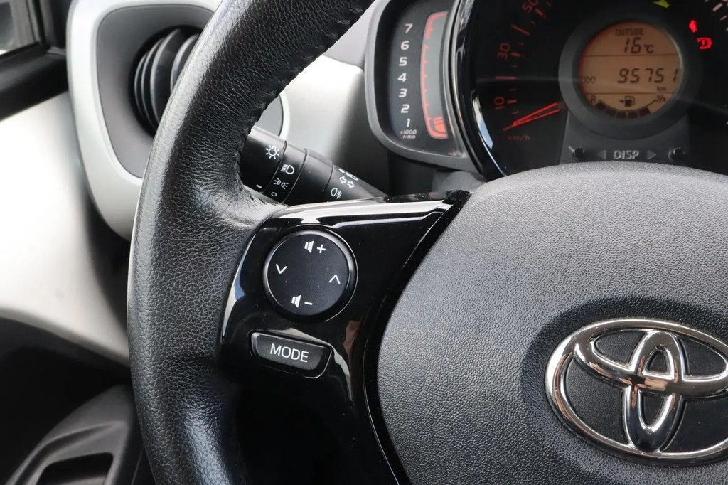 Toyota Aygo 1.0 VVT-i x-play € 6.985,00, Stof, Gebruikt, 4 stoelen, Wit