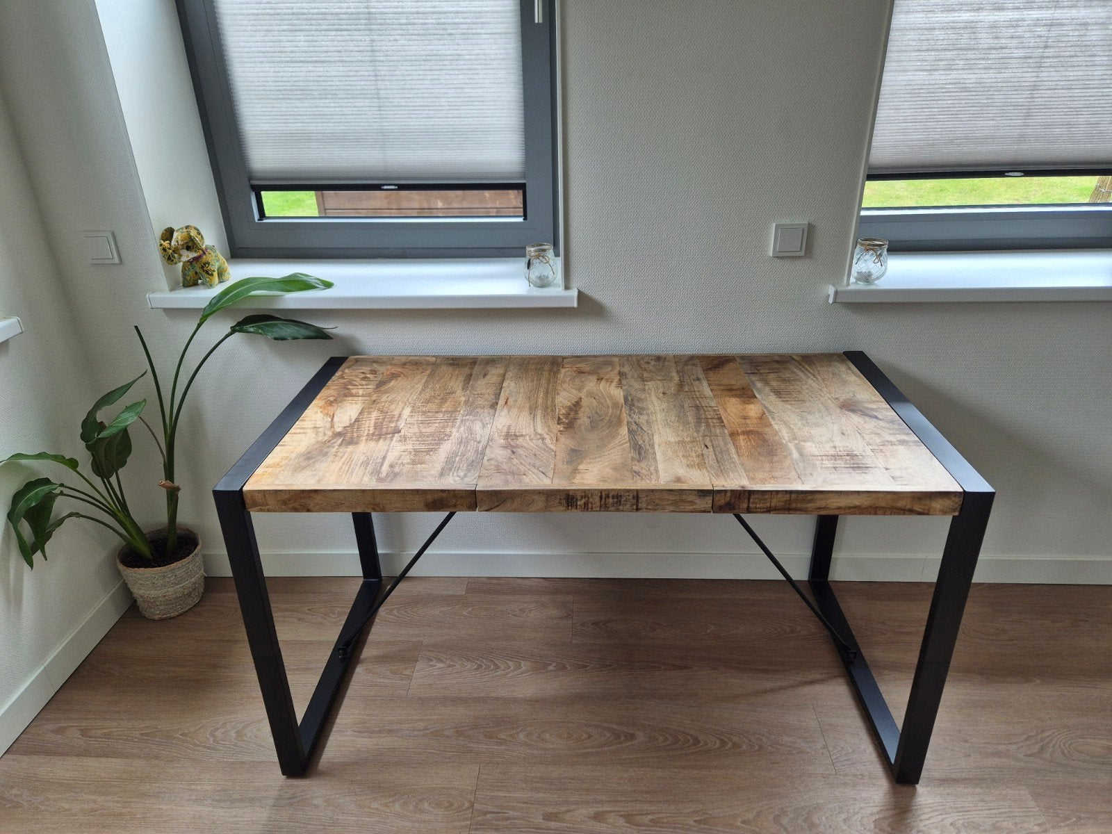 Mango houten eettafel met zwarte stalen poten 140cm L, Huis en Inrichting, Tafels | Eettafels, Ophalen, 100 tot 150 cm, Nieuw