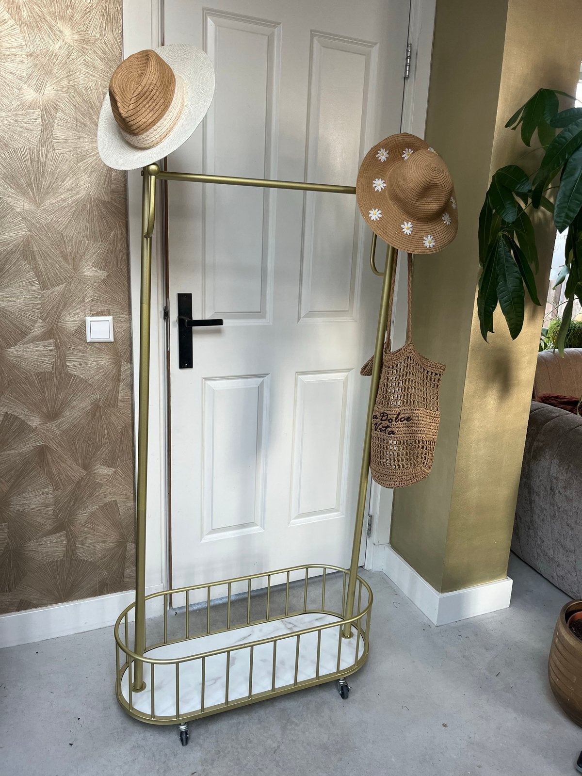 Luxe gouden kledingrek / kapstok met marmerlook en wielen, Ophalen, Zo goed als nieuw, Metaal, Staande kapstok