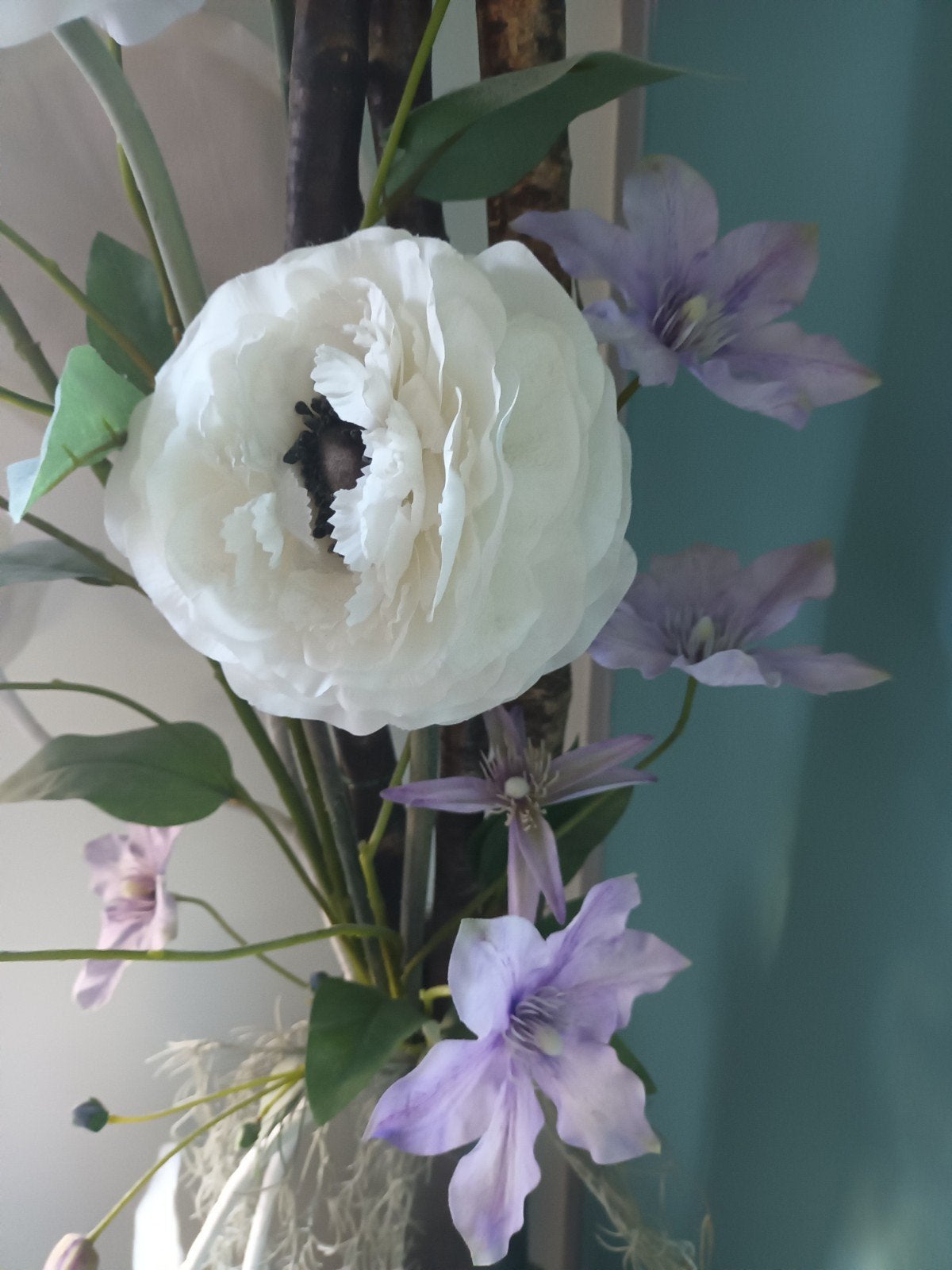 Grote vaas met kunstbloemen (lila/wit) en decoratie, Ophalen, Gebruikt
