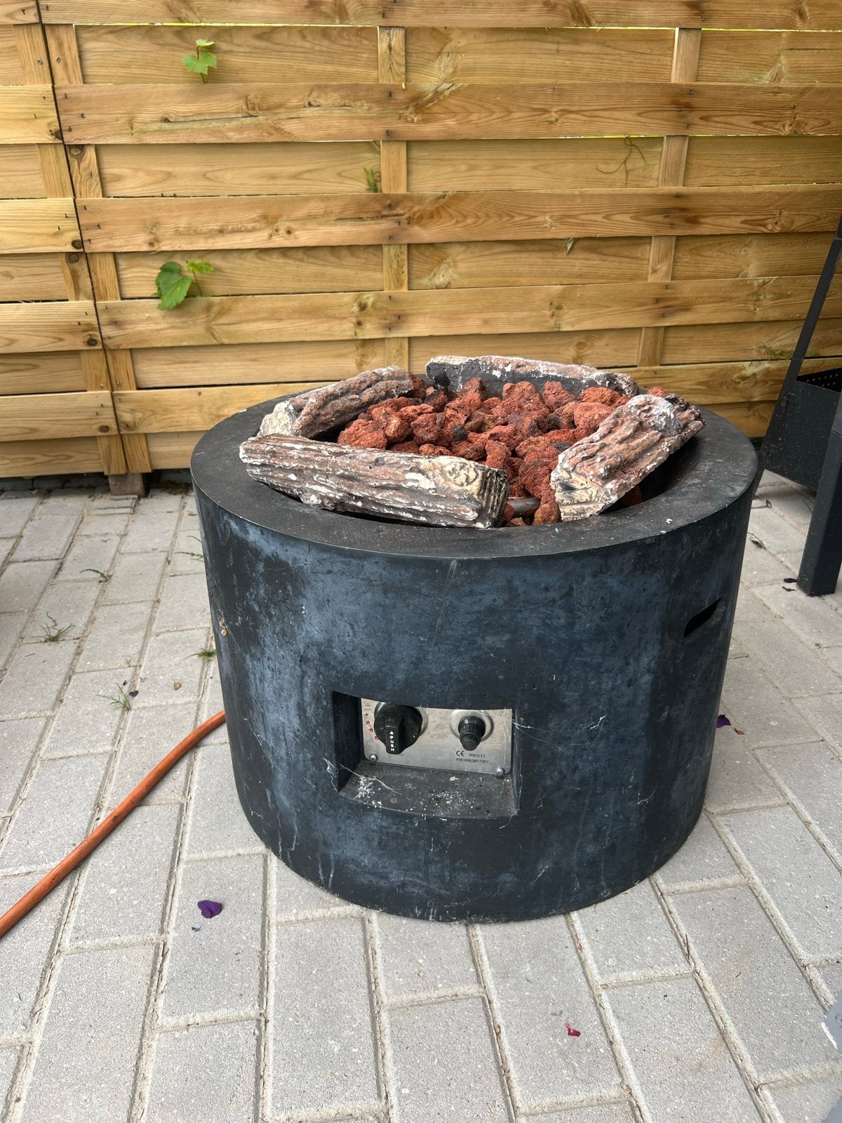 Vuurkorf op gas met lavastenen en houtblokken, Ophalen, Gebruikt, Vuurkorf