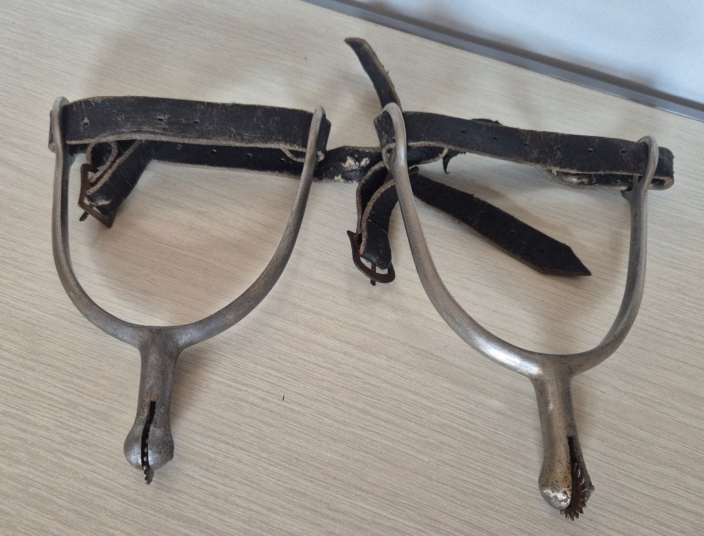 Antieke Stijgbeugels met Gebruikssporen en Lederen Bandjes, Ophalen of Verzenden, Landmacht, Duitsland, Overige typen