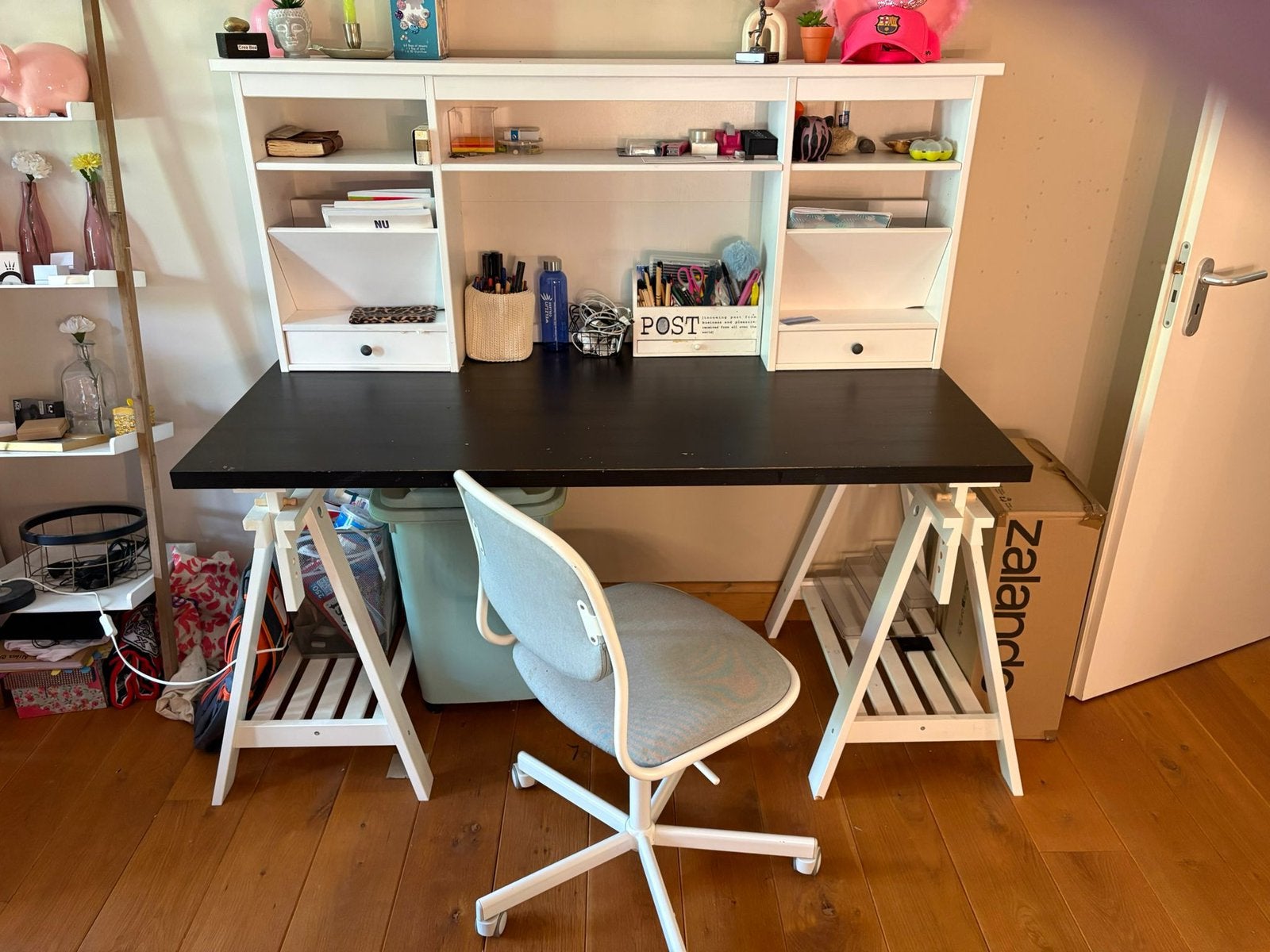 Compleet Ikea Hemnes bureau met bovenkast& stoel  150x075cm, Huis en Inrichting, Bureaus, Gebruikt, Hout, Schoolbureau, Demontabel