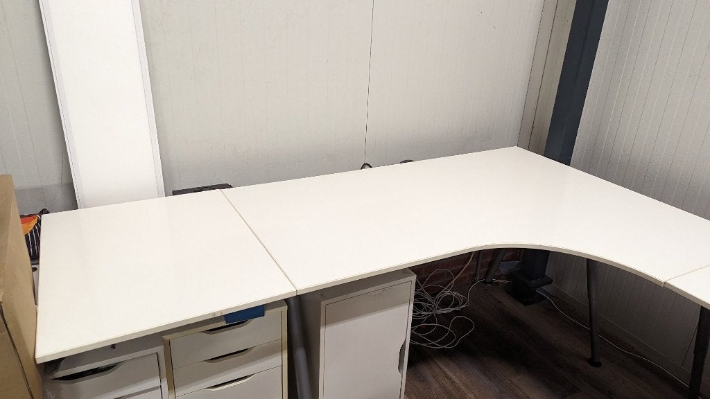 Wit hoekbureau / L-vormig bureau – modulair, Huis en Inrichting, Bureaus, Ophalen, Gebruikt, Wit, Hoekbureau