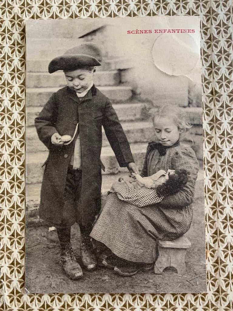 13-10-1904 Scènes Enfantines - bij de poppendokter (NN), Verzamelen, Ophalen of Verzenden, Voor 1920, Gelopen, Kinderen