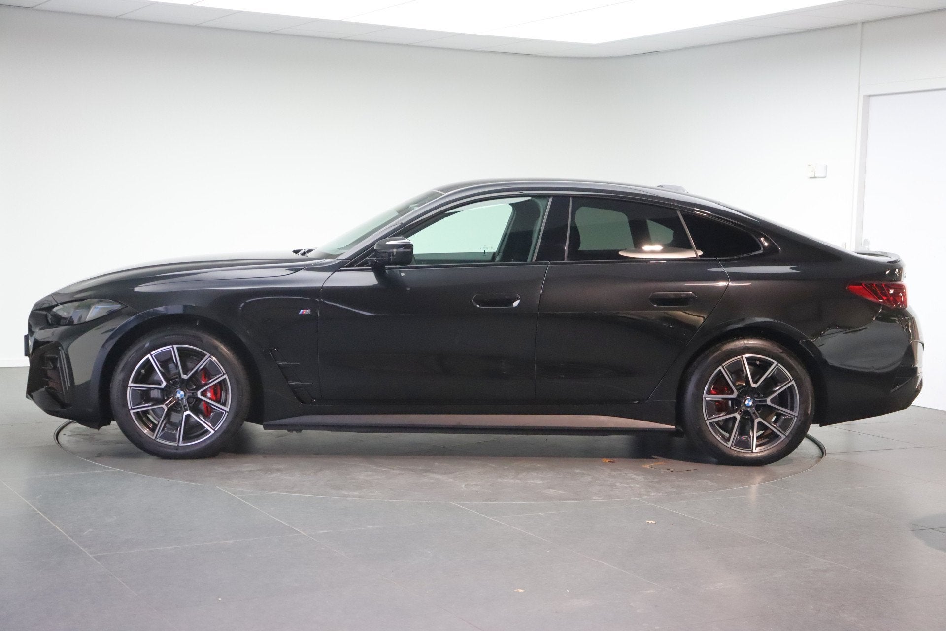 BMW i4 eDrive40 Gran Coupé M Sport / Achteruitrijcamera / A, Auto's, Achterwielaandrijving, Gebruikt, Zwart, 597 km
