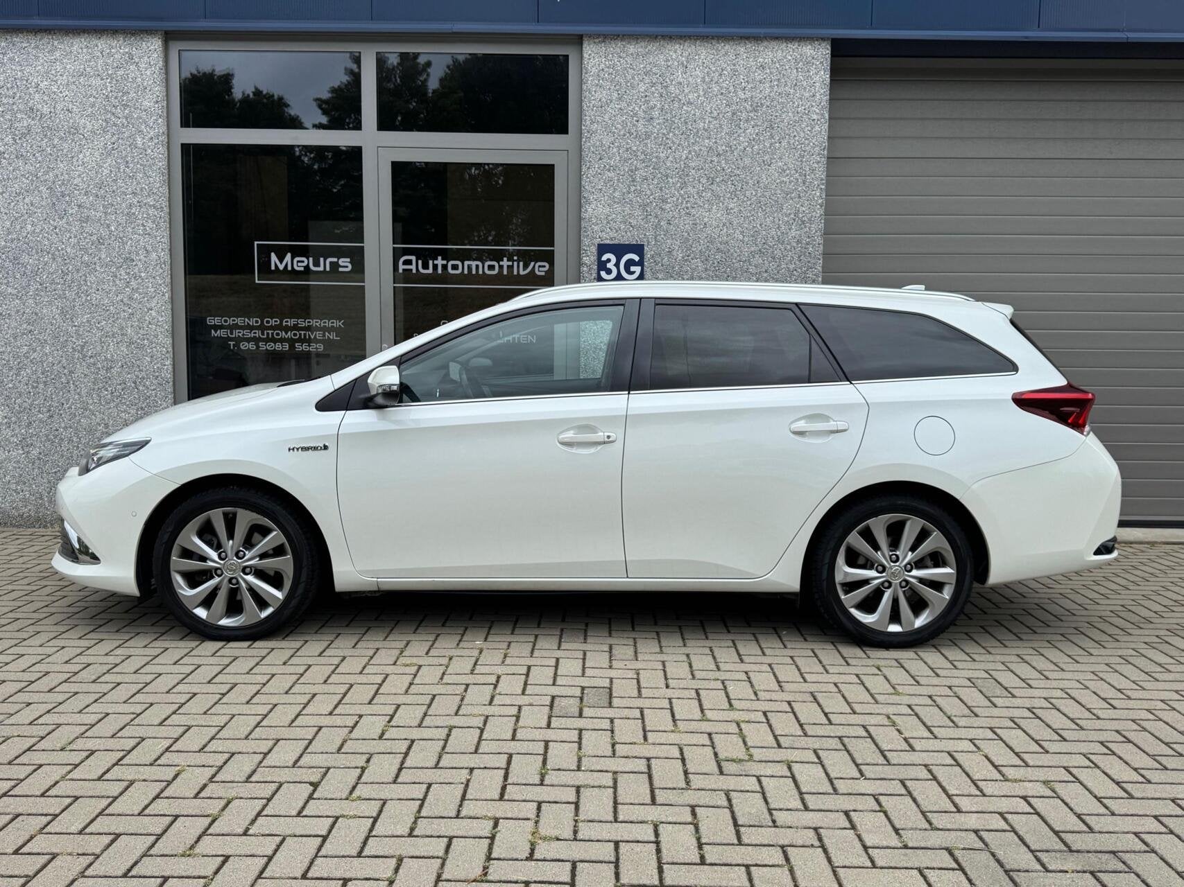 Toyota Auris 1.8 Hybrid Executive LED/Navi/Cruise/Camera/Sto, Gebruikt, Leder en Stof, Wit, Hybride Elektrisch/Benzine