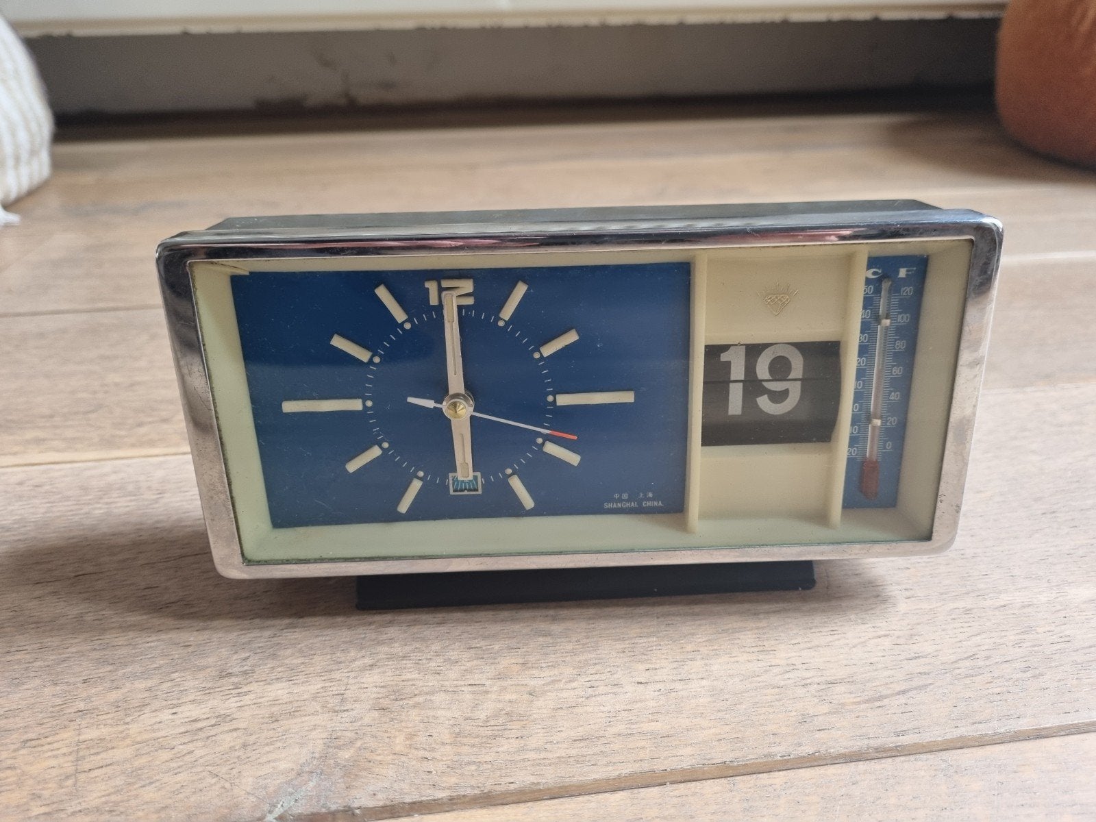Space age wekker, Verzenden