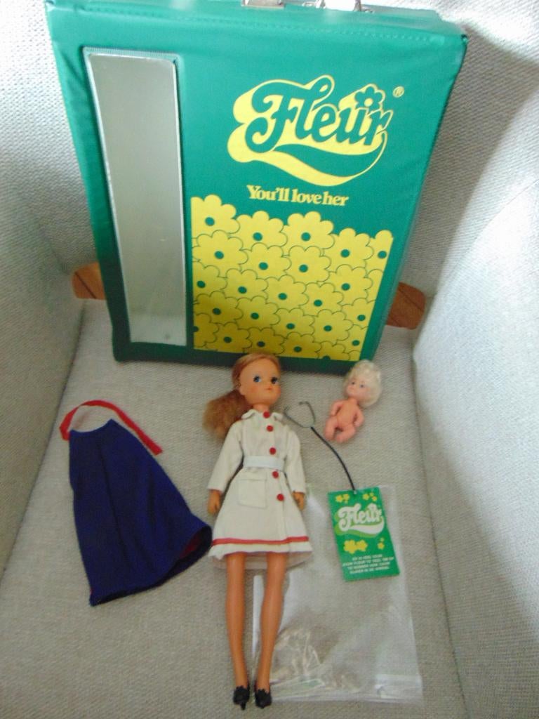 Oude Fleur verpleegster met koffer, Ophalen of Verzenden, Gebruikt, Pop