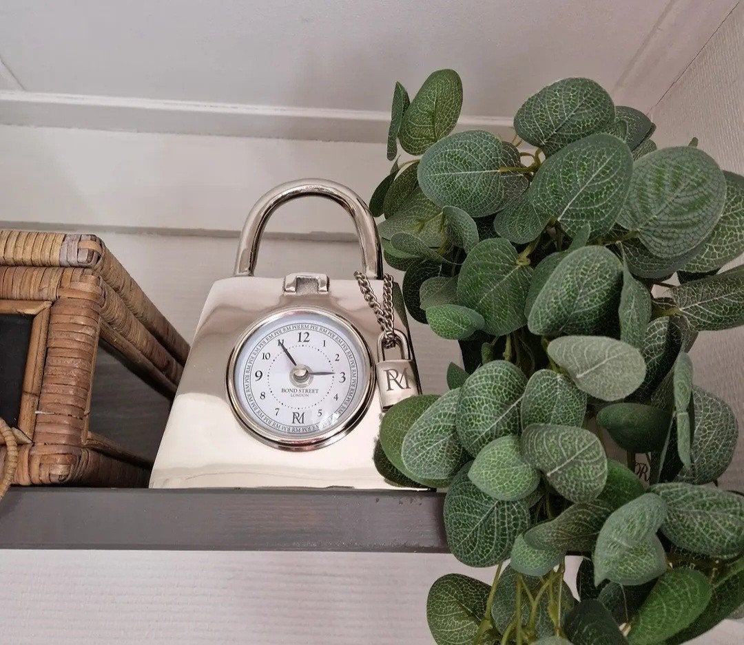 Riviera Maison klokje in de vorm van een damestas., Analoog, Ophalen of Verzenden, Zo goed als nieuw, Tafelklok