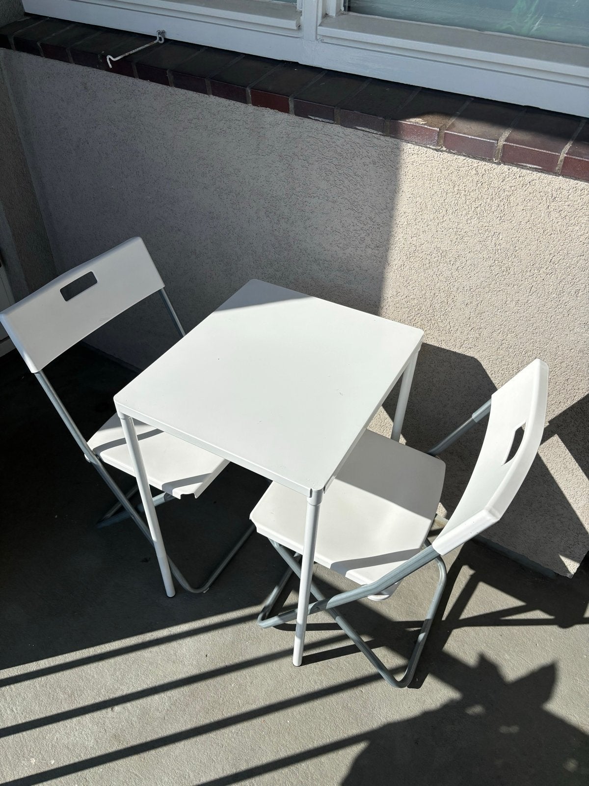 Witte inklapbare tafel met twee stoelen, Ophalen, Gebruikt, Rechthoekig, Metaal