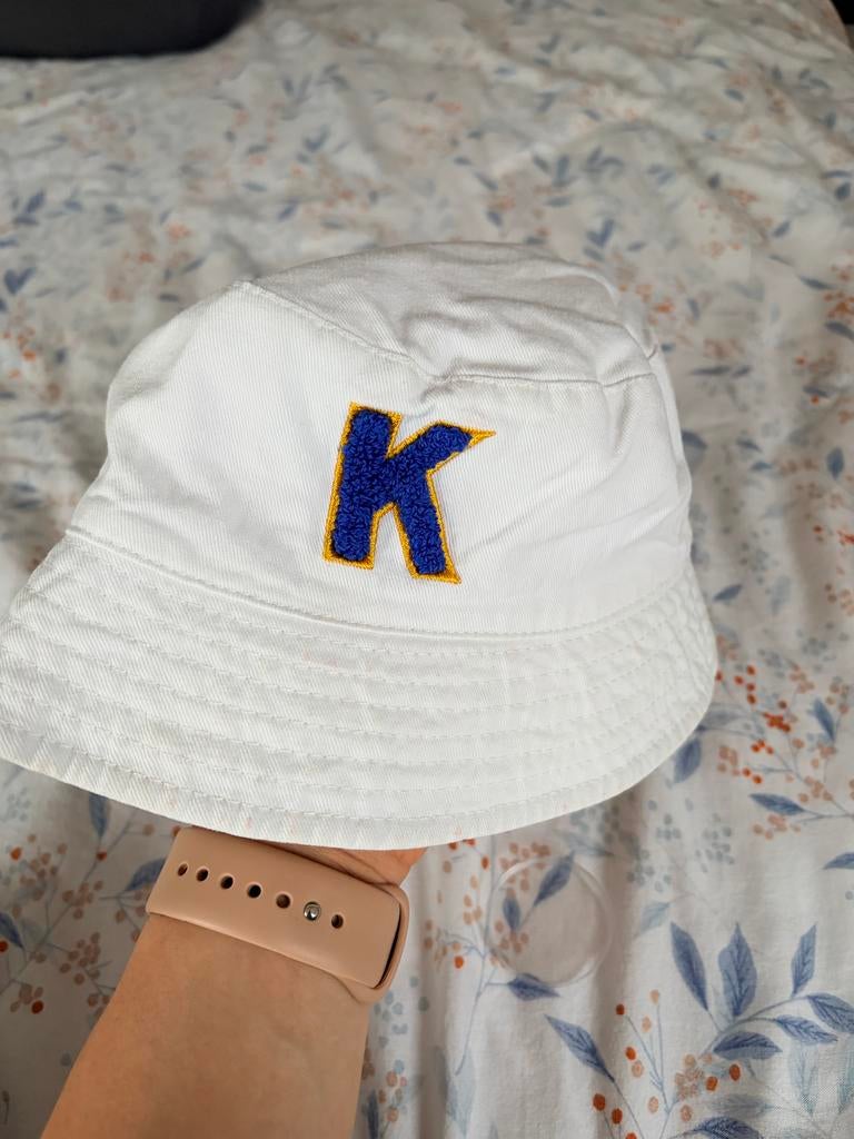 Witte Zara bucket hat met geborduurde 'K', Maat 50, Jongetje of Meisje, Hoed, Ophalen of Verzenden