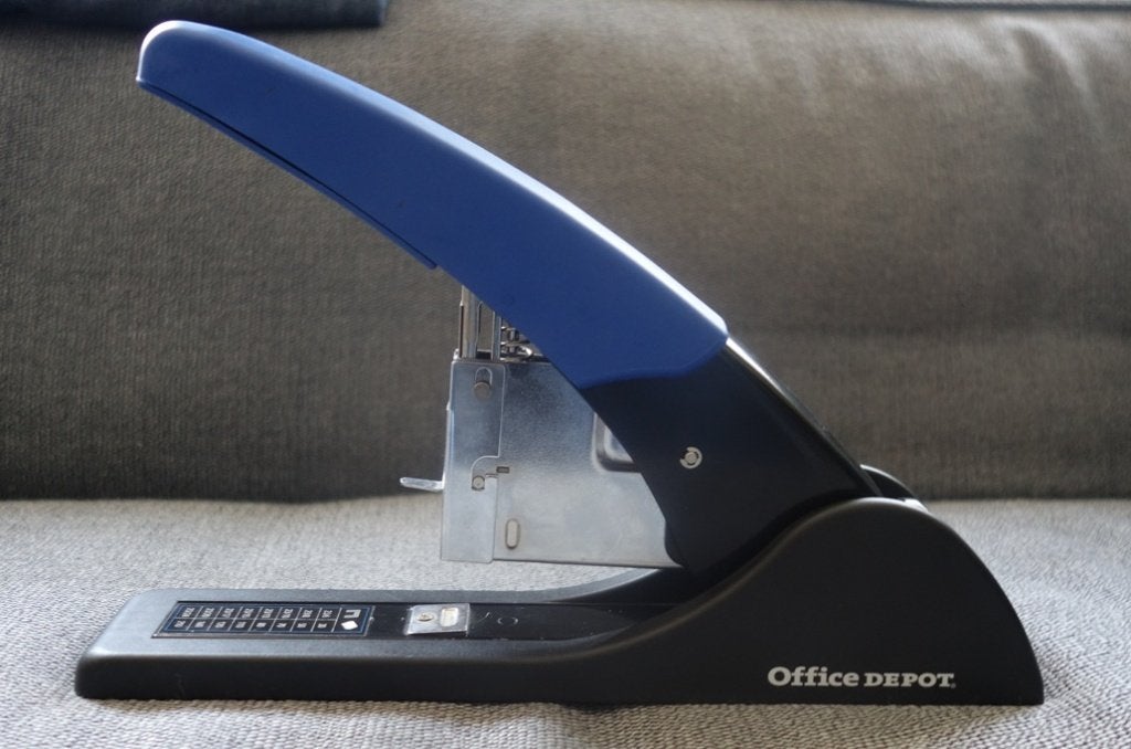 Grote blauw/zwarte nietmachine van Office Depot, Ophalen of Verzenden, Zo goed als nieuw