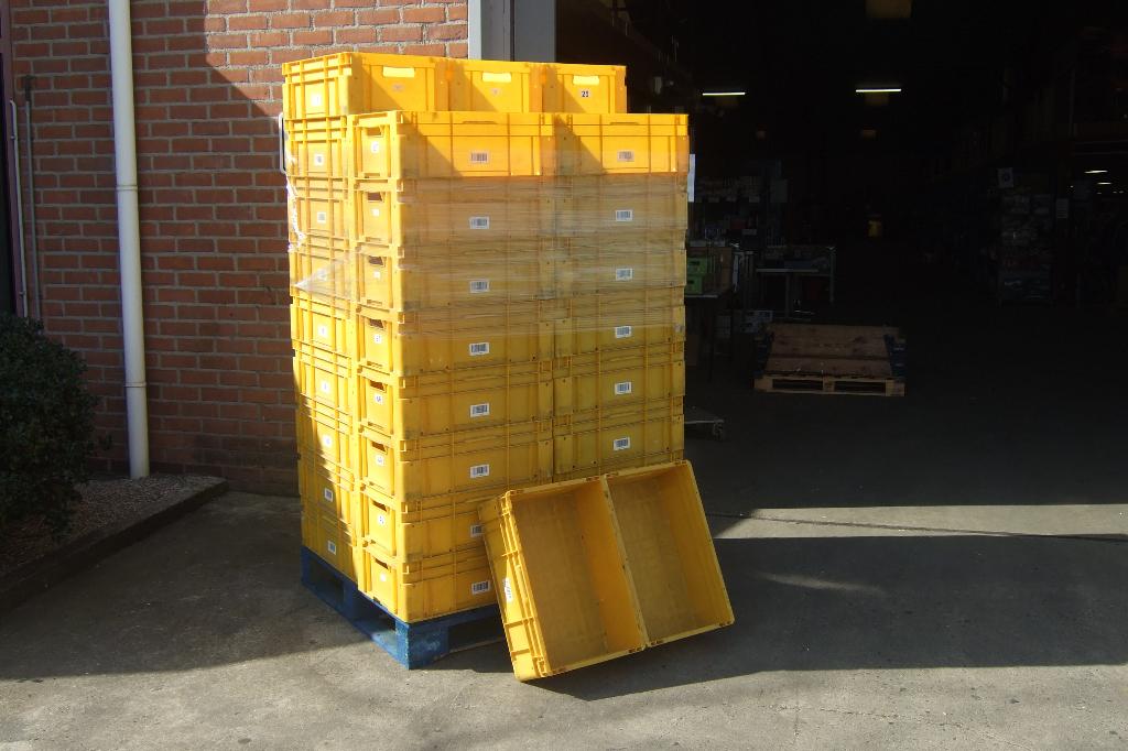 Stapelbakken geel kunststof, Ophalen, Gebruikt