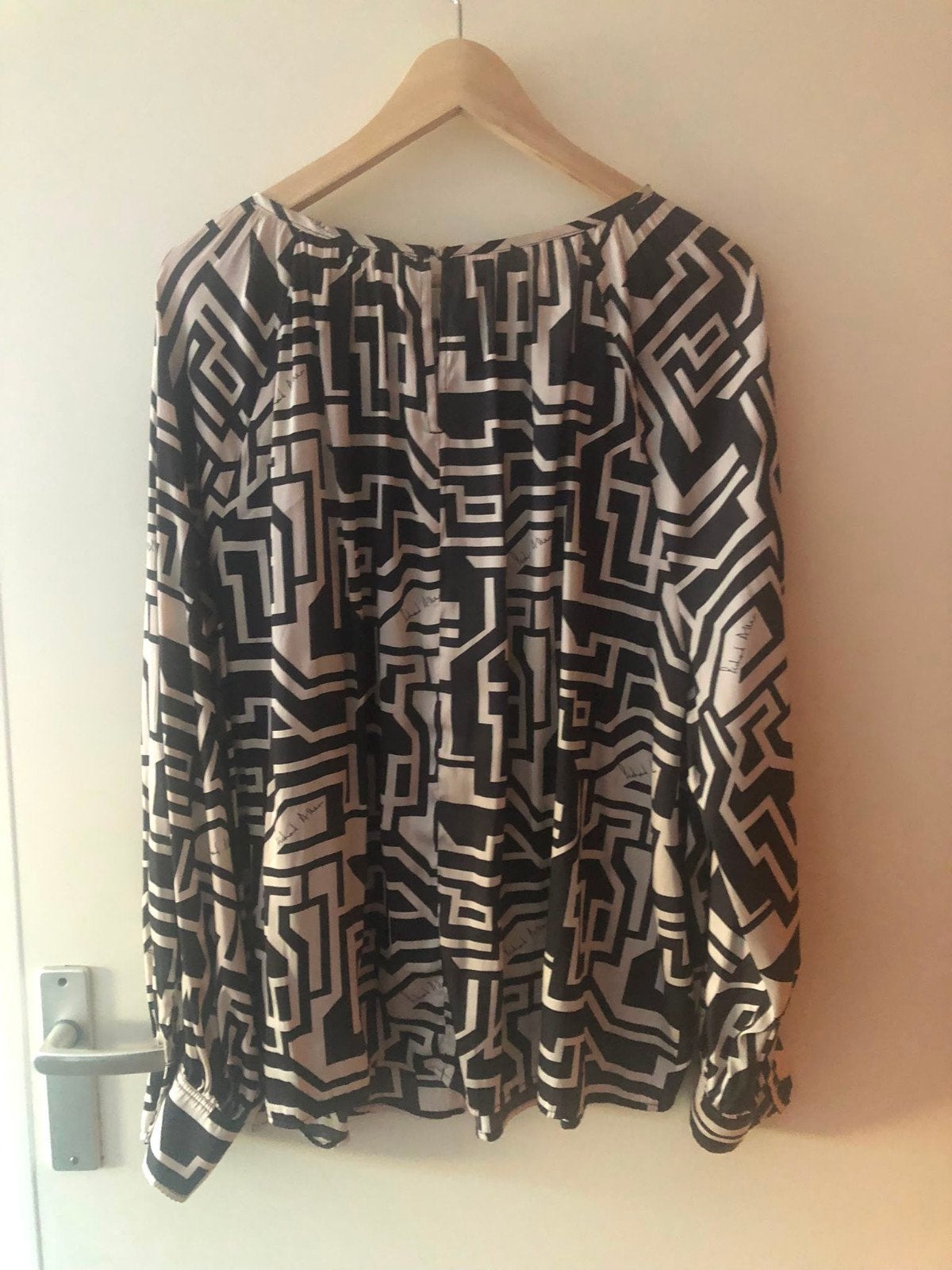 Zwarte en beige blouse met grafische print, Kleding | Dames, Ophalen, Zwart, Maat 46/48 (XL) of groter, Onbekend
