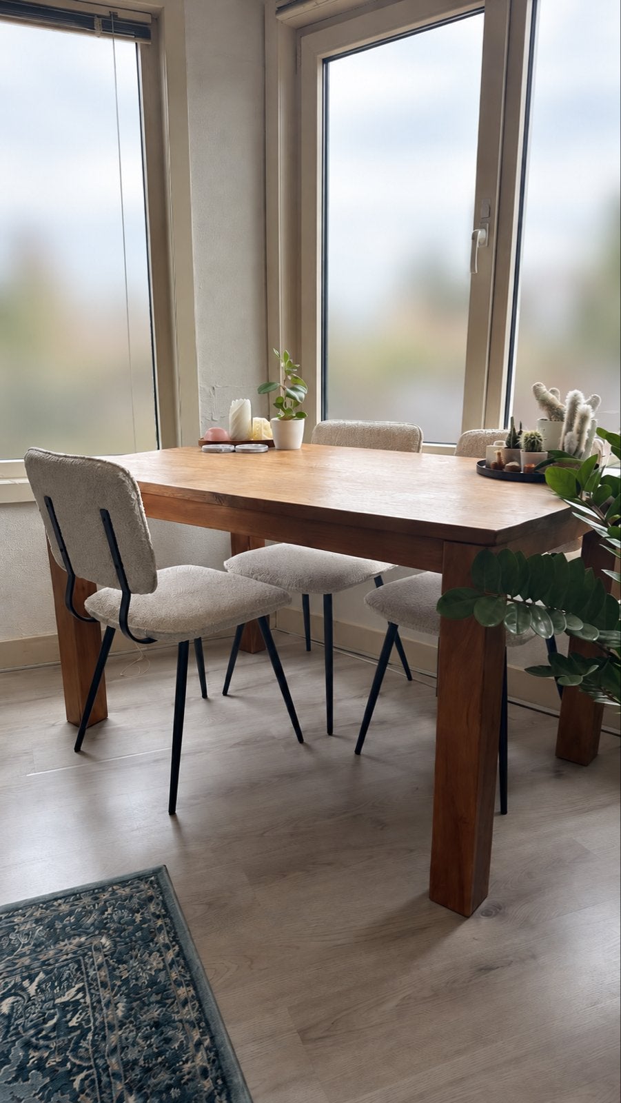 Houten eettafel met 4 bouclé stoelen - Zeer goede staat, Ophalen, 100 tot 150 cm, 50 tot 100 cm, Zo goed als nieuw