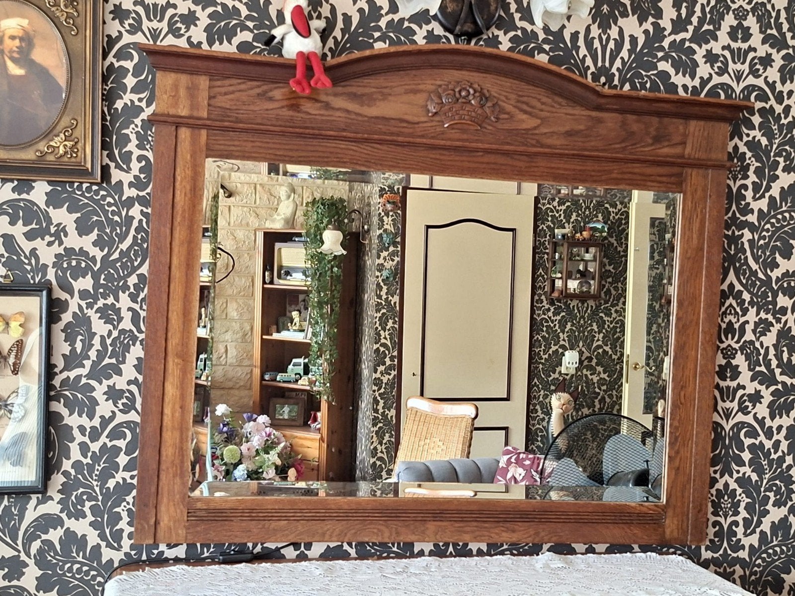 Antieke spiegel met houten lijst en houtsnijwerk, Huis en Inrichting, Woonaccessoires | Spiegels, Ophalen of Verzenden, Zo goed als nieuw