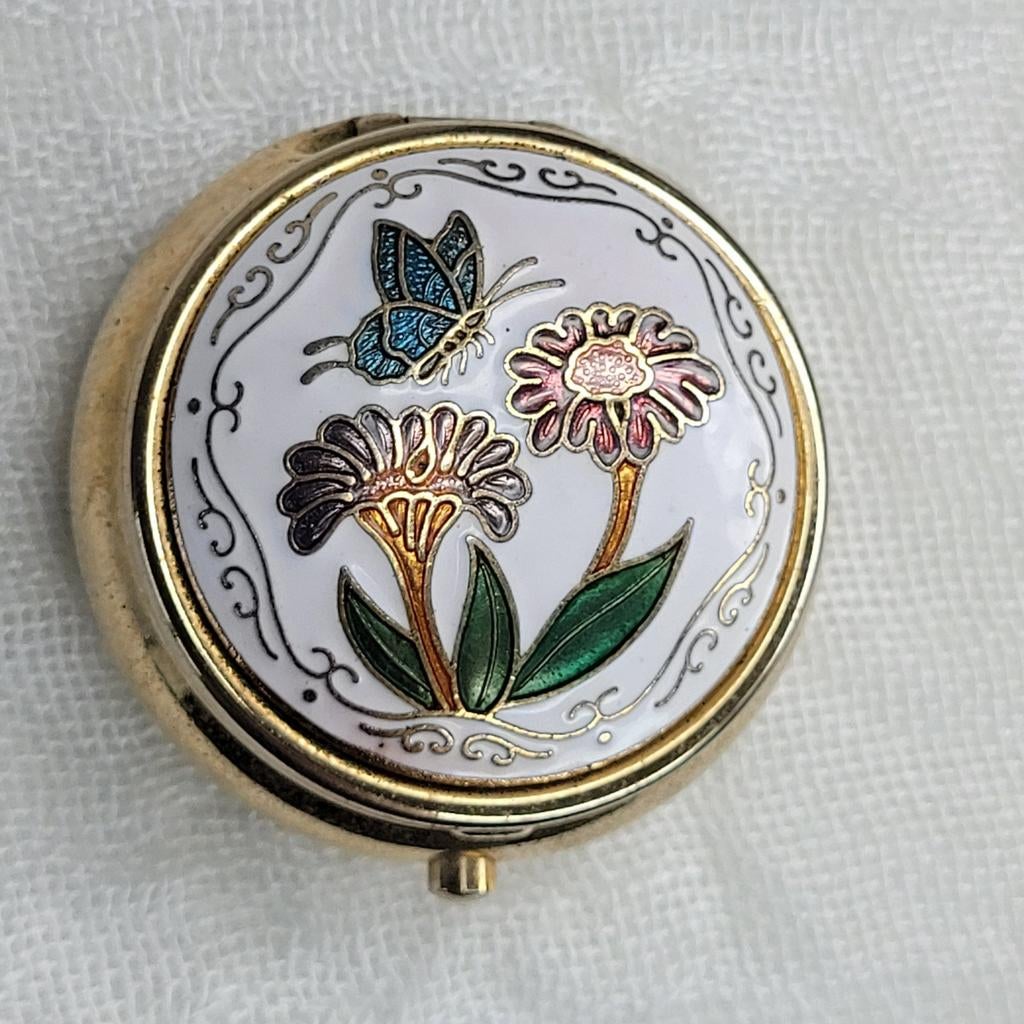 Cloisonne emaille pillendoos rond 4 cm bloemen vlinder, Sieraden, Tassen en Uiterlijk, Broches, Overige materialen, 4 tot 7 cm