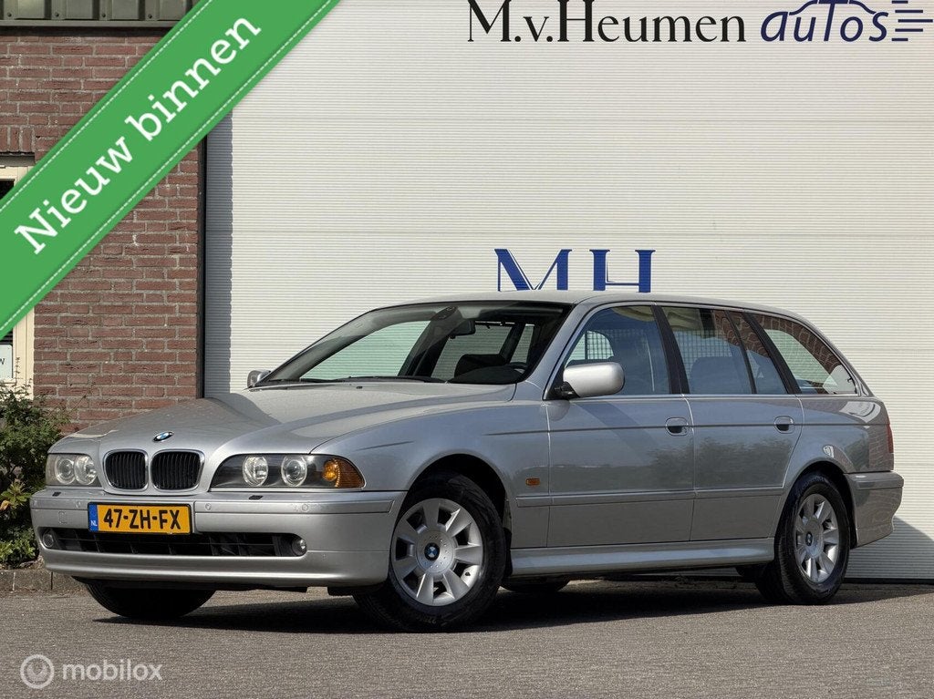 BMW 5-serie Touring 525i Xenon Climate Cruise Trekhaak, Auto's, Automaat, Zwart, Stoelverwarming, 10 km/l