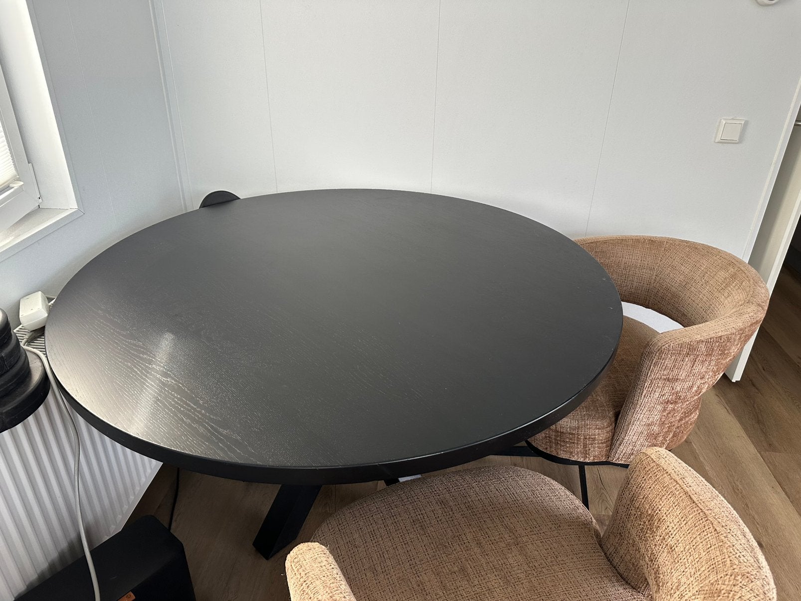 Eikenhouten ronde eettafel met stalen spinpoot, Ophalen, 100 tot 150 cm, Rond, 200 cm of meer