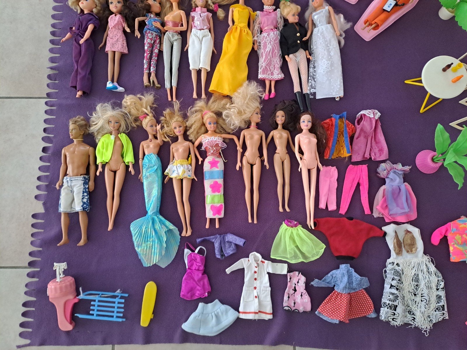Barbies, meubeltjes, kleding., Ophalen, Gebruikt, Barbie