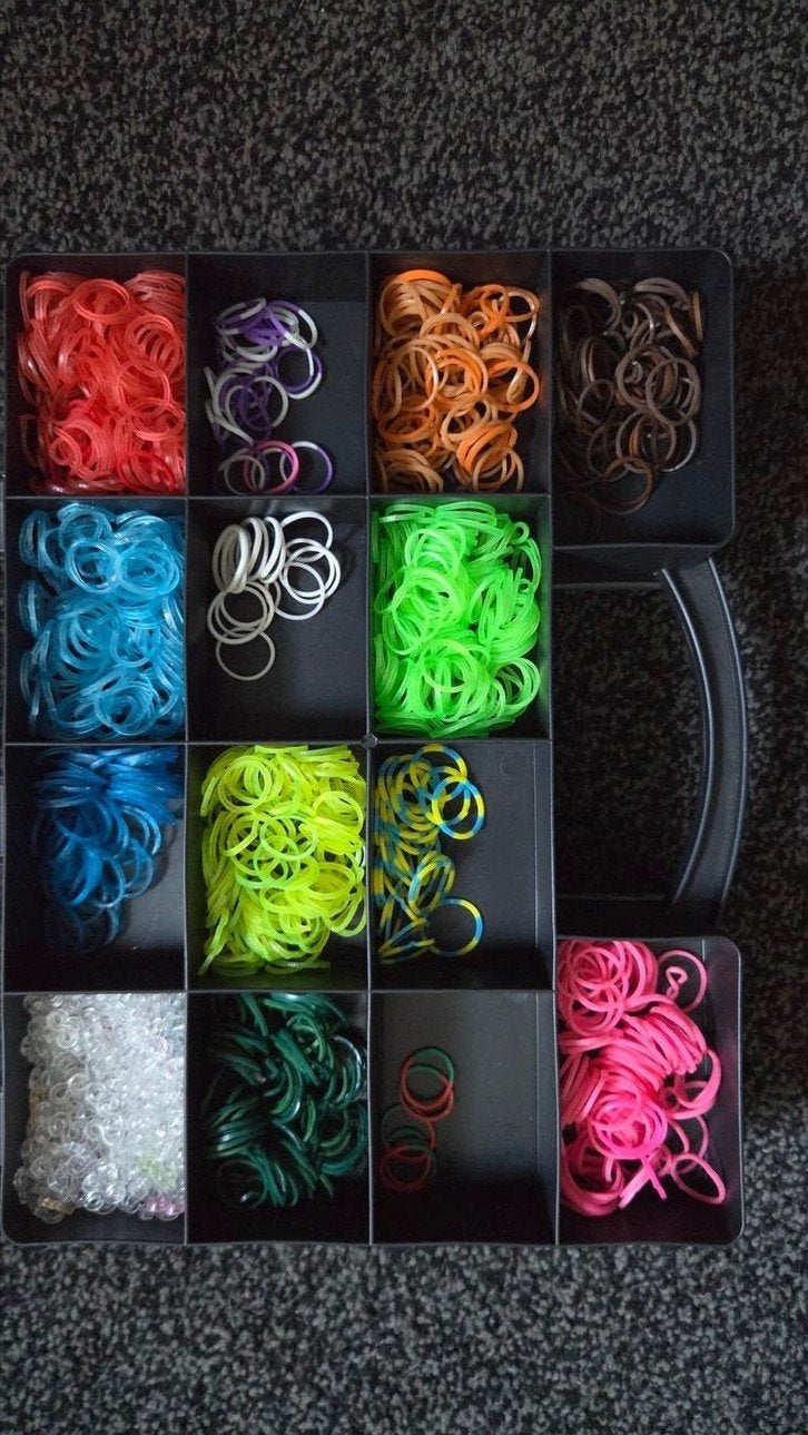 Grote set Loom elastiekjes met accessoires en opbergdoos, Hobby en Vrije tijd, Gebruikt, Meerkleurig, Ophalen of Verzenden, Kunststof