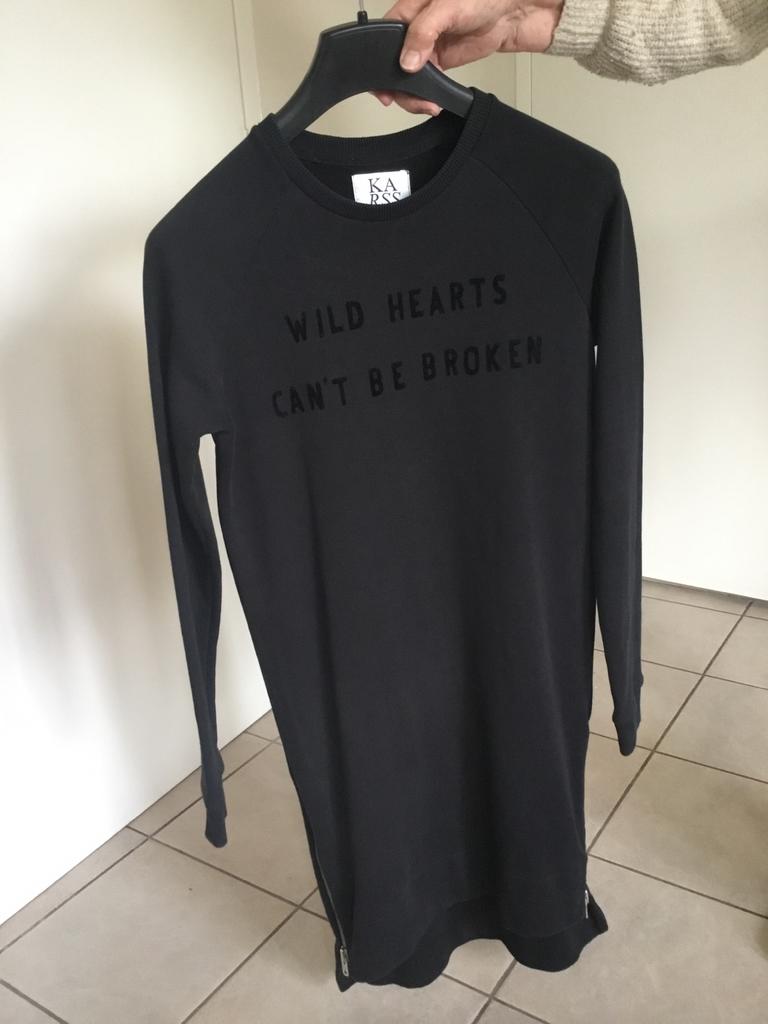 Zwarte Karssen jurk met ritsdetails - Maat S, Kleding | Dames, Jurken, Zo goed als nieuw, Maat 36 (S), Zwart, Boven de knie, Ophalen of Verzenden