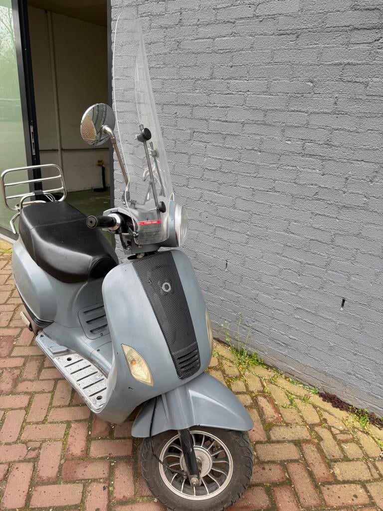 Scooter - Grijs, met windscherm, Ophalen, Gebruikt, Maximaal 45 km/u, Benzine