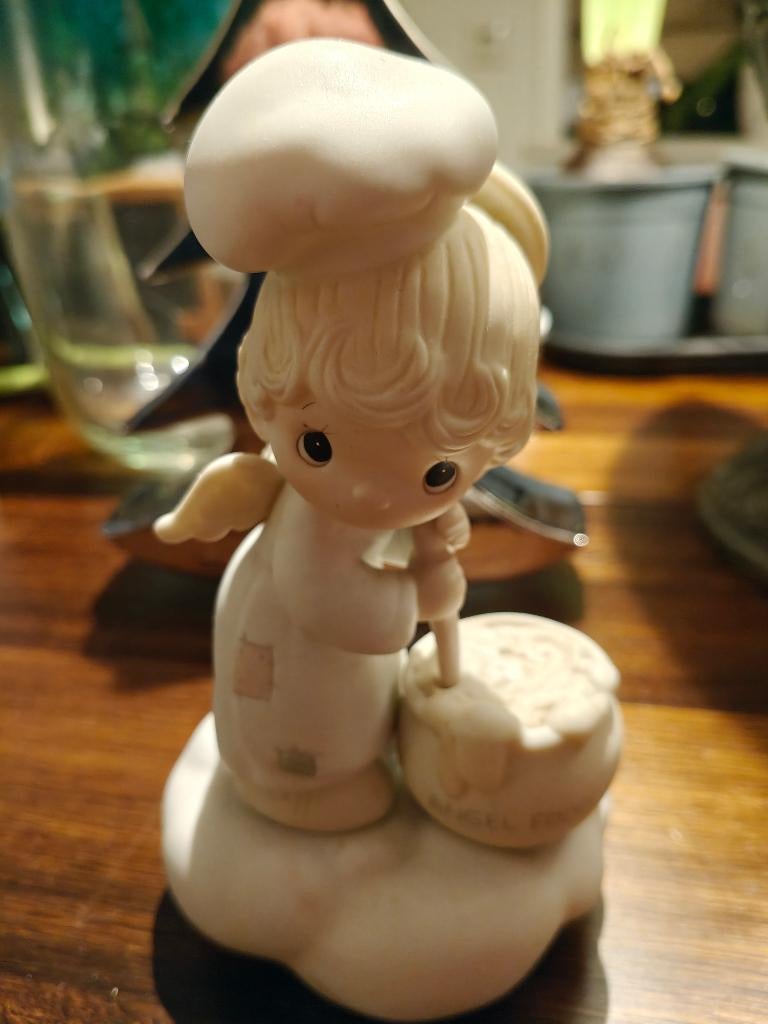 Precious moments enesco Engel kok, Verzamelen, Beelden en Beeldjes, Ophalen of Verzenden, Zo goed als nieuw, Fantasy