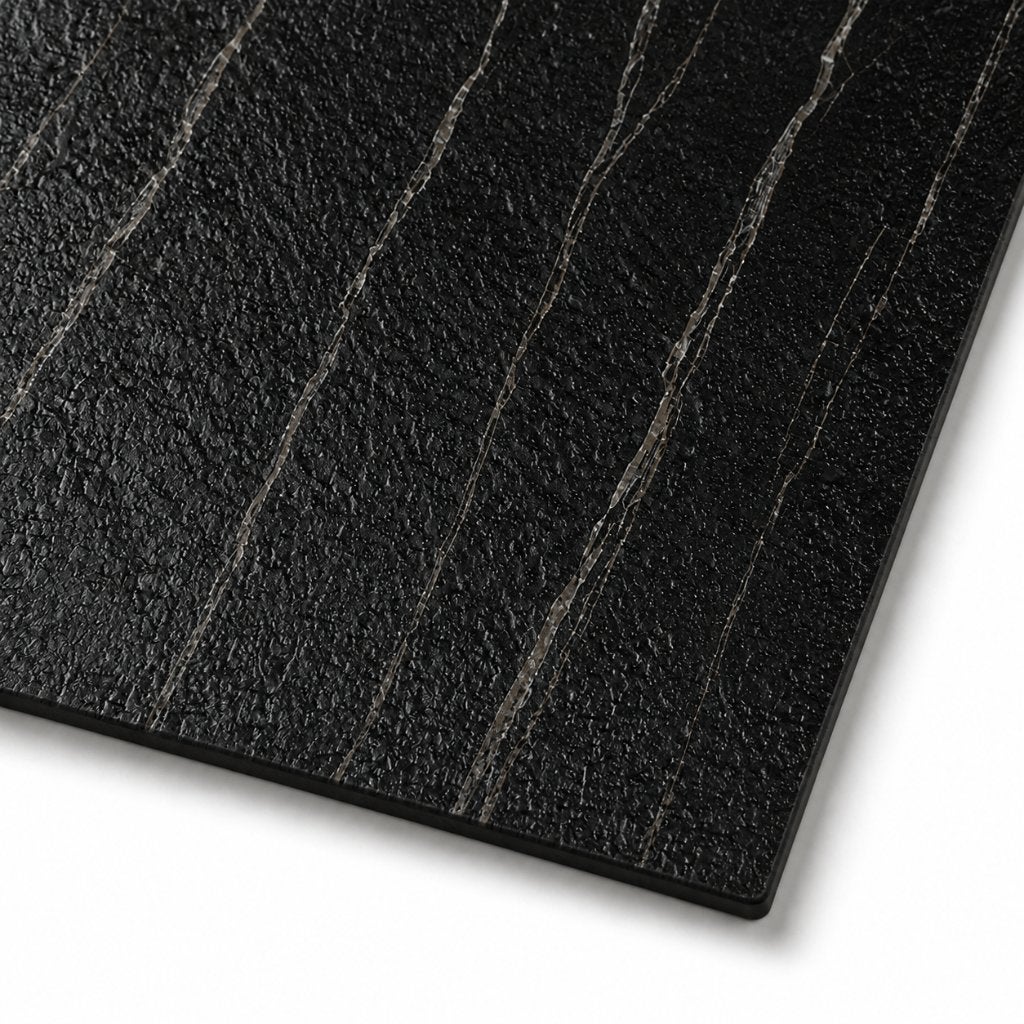 Zwart PVC wandpaneel 280×122 cm | Mat reliëf | €59,99, Overige materialen, Totaal Decor, Tdmarkplaats@gmail.com, Minder dan 20 mm