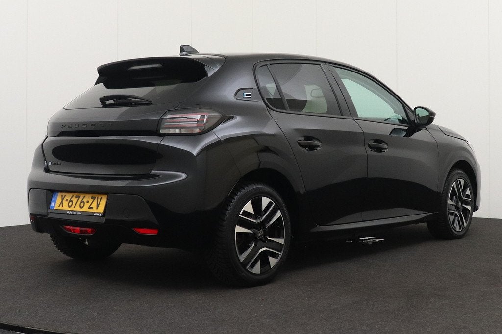 Peugeot e-208 EV Allure 51 kWh (96%SOH) Warmtepomp Stoelverw, Auto's, Peugeot, Gebruikt, Zwart, 156 pk, Automatische klimaatregeling