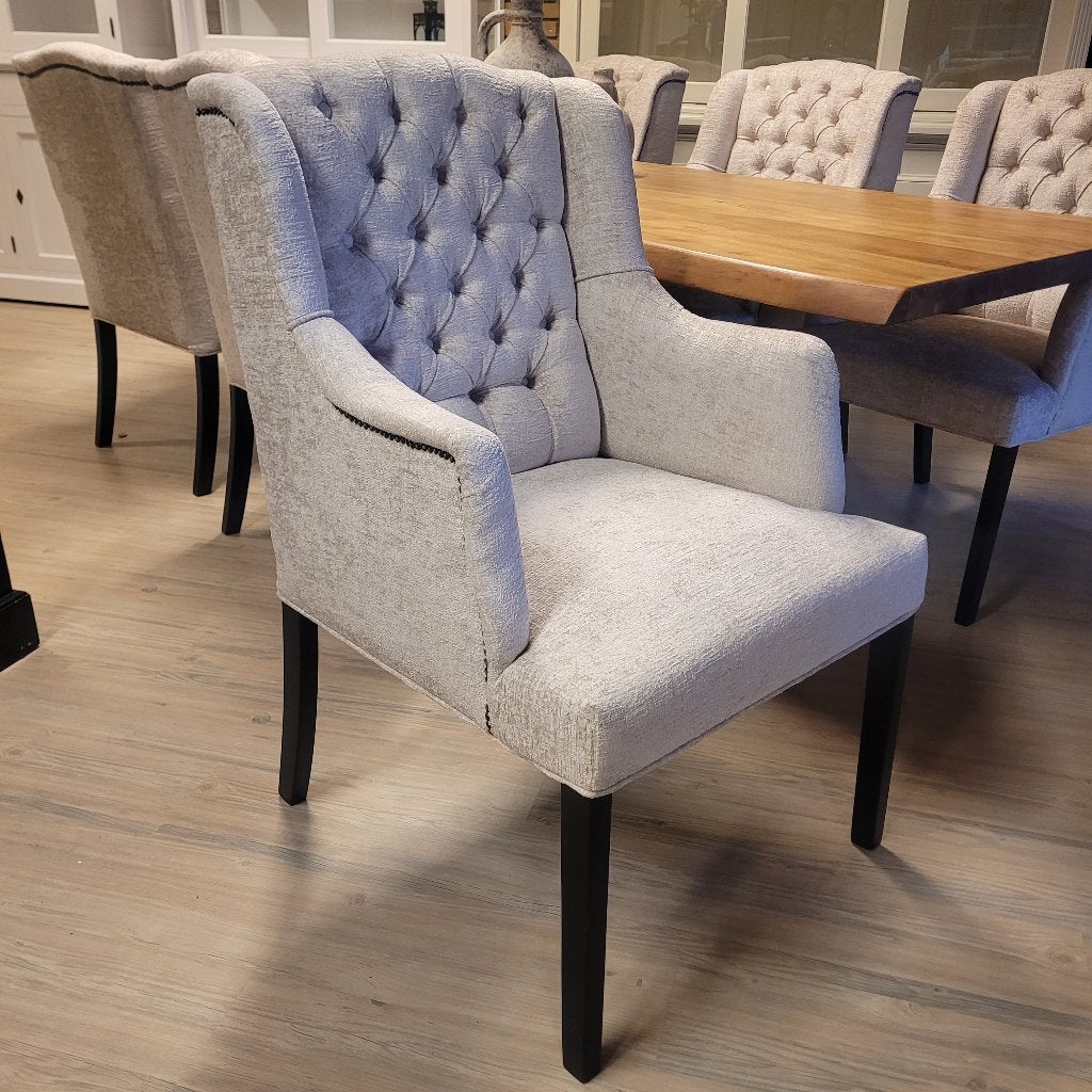 VOORRAAD Landelijke Eetkamerstoel Victoria €289 NU €266,50 5, Overige kleuren, Nieuw, Ophalen of Verzenden, Landelijke eetkamerstoelen Victoria stof taupe beige gratis bezo