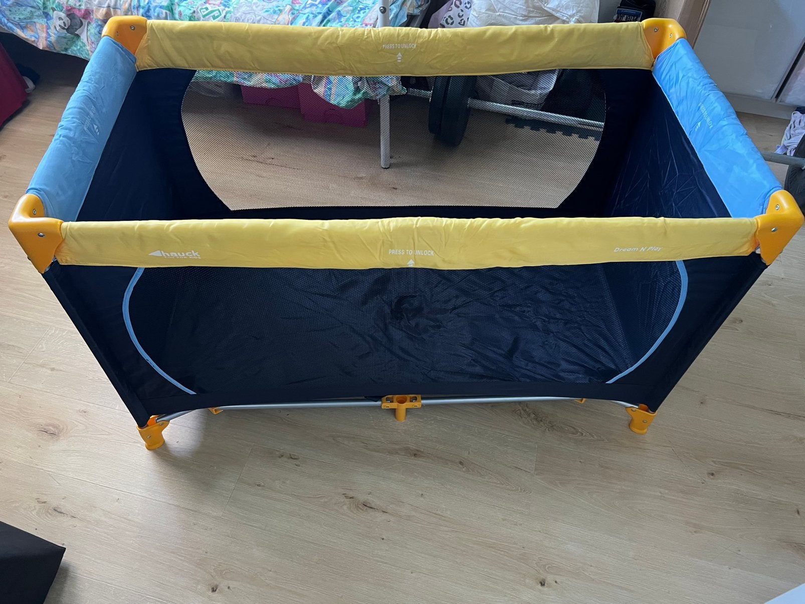 Campingbedje incl matras, Ophalen, Zo goed als nieuw, Reisbedje