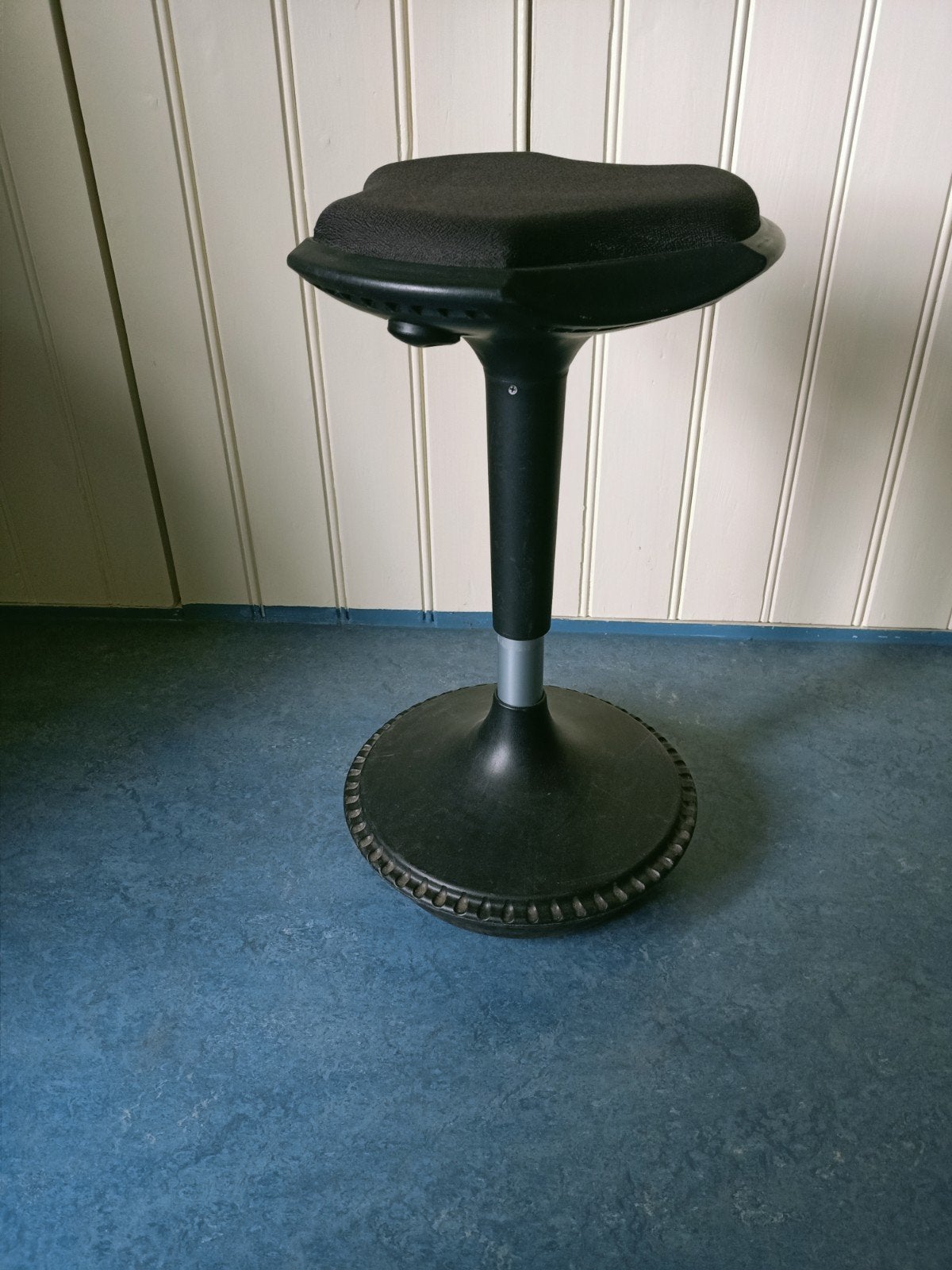Stevige ergonomische stahulp / kruk, Ophalen, Stof, Gebruikt, Zwart