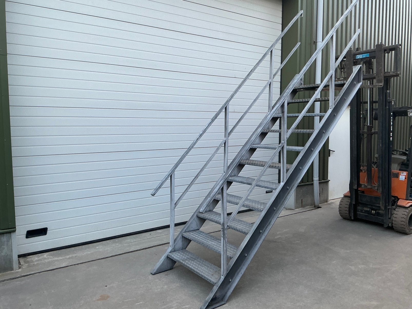 Stalen / ijzeren trap, Doe-het-zelf en Verbouw, Ladders en Trappen, Ophalen, Zo goed als nieuw, 2 tot 4 meter