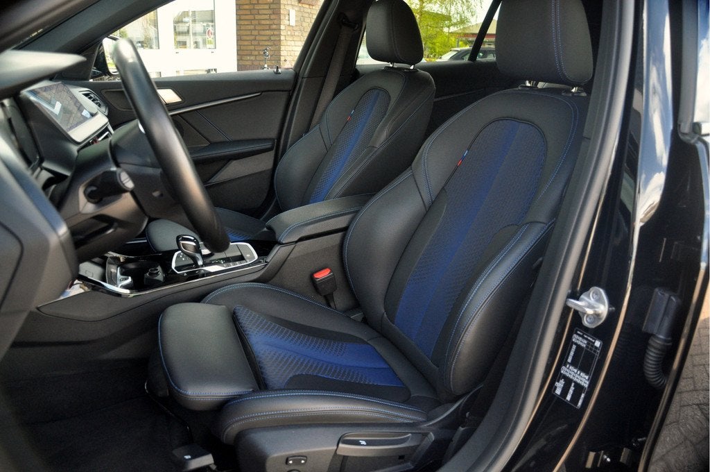 BMW 1-serie 118i High Executive M-Sport | Zeer mooie staat!, 136 pk, Gebruikt, Leder en Stof, Zwart