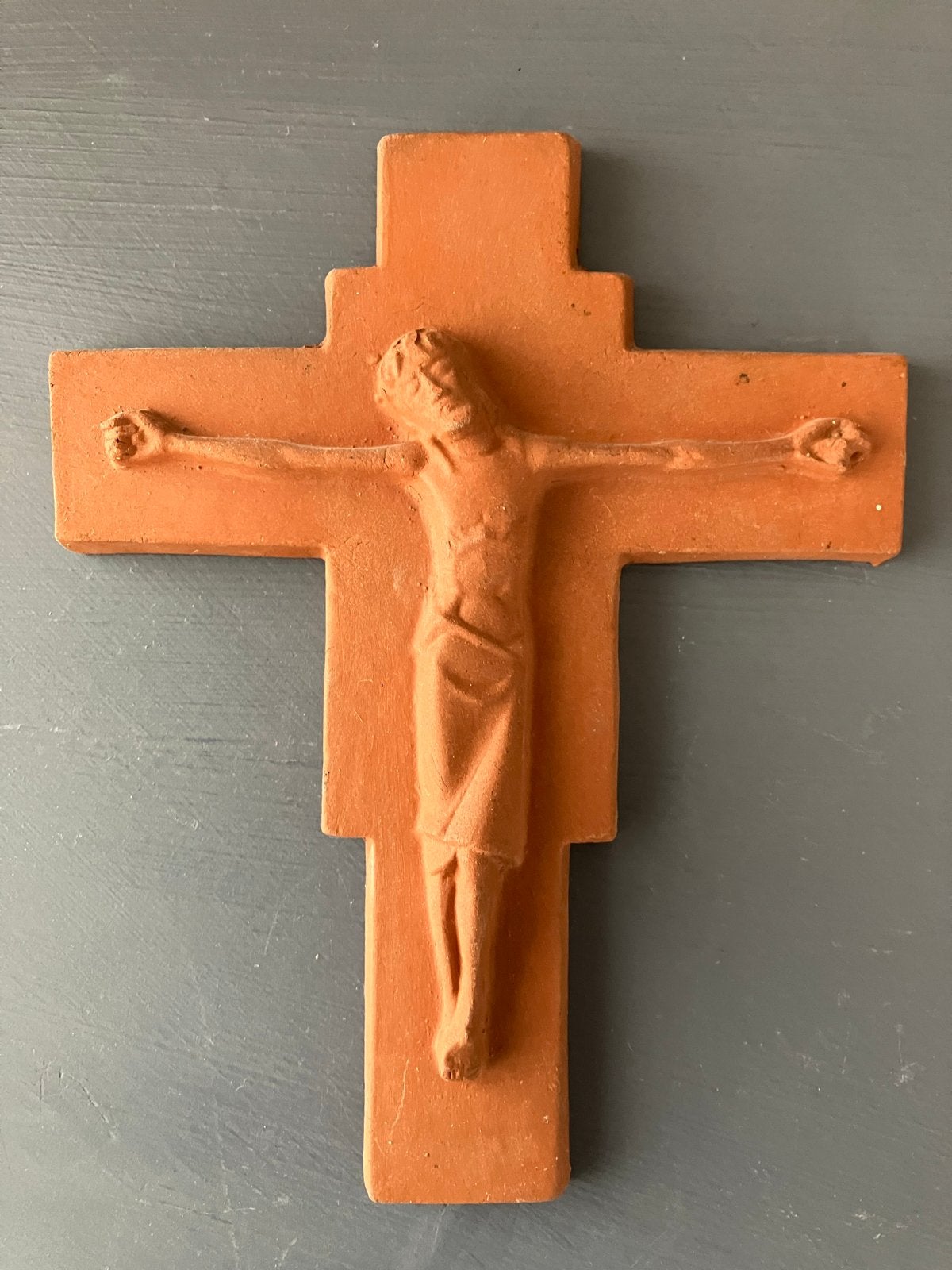 Antiek terracotta kruisbeeld met Christusfiguur, Antiek en Kunst, Ophalen of Verzenden