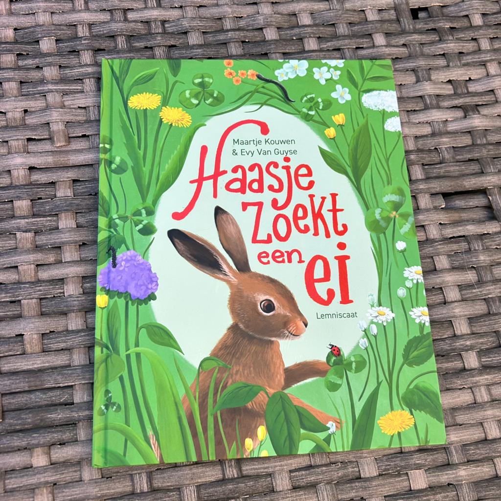 Prentenboek: Haasje zoekt een ei - Maartje Kouwen, Fictie algemeen, Jongen of Meisje, Ophalen of Verzenden, Zo goed als nieuw