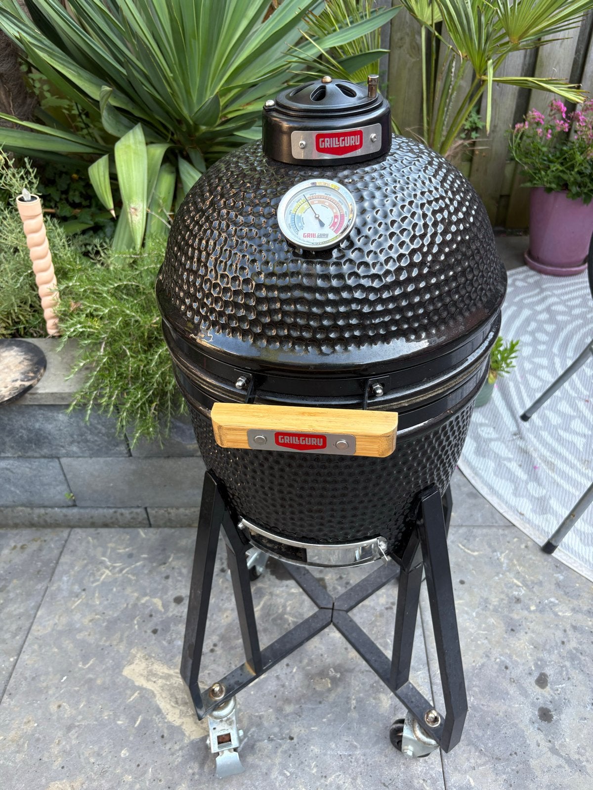 Grill Guru Compact Kamado met onderstel en accessoires, Ophalen, Gebruikt